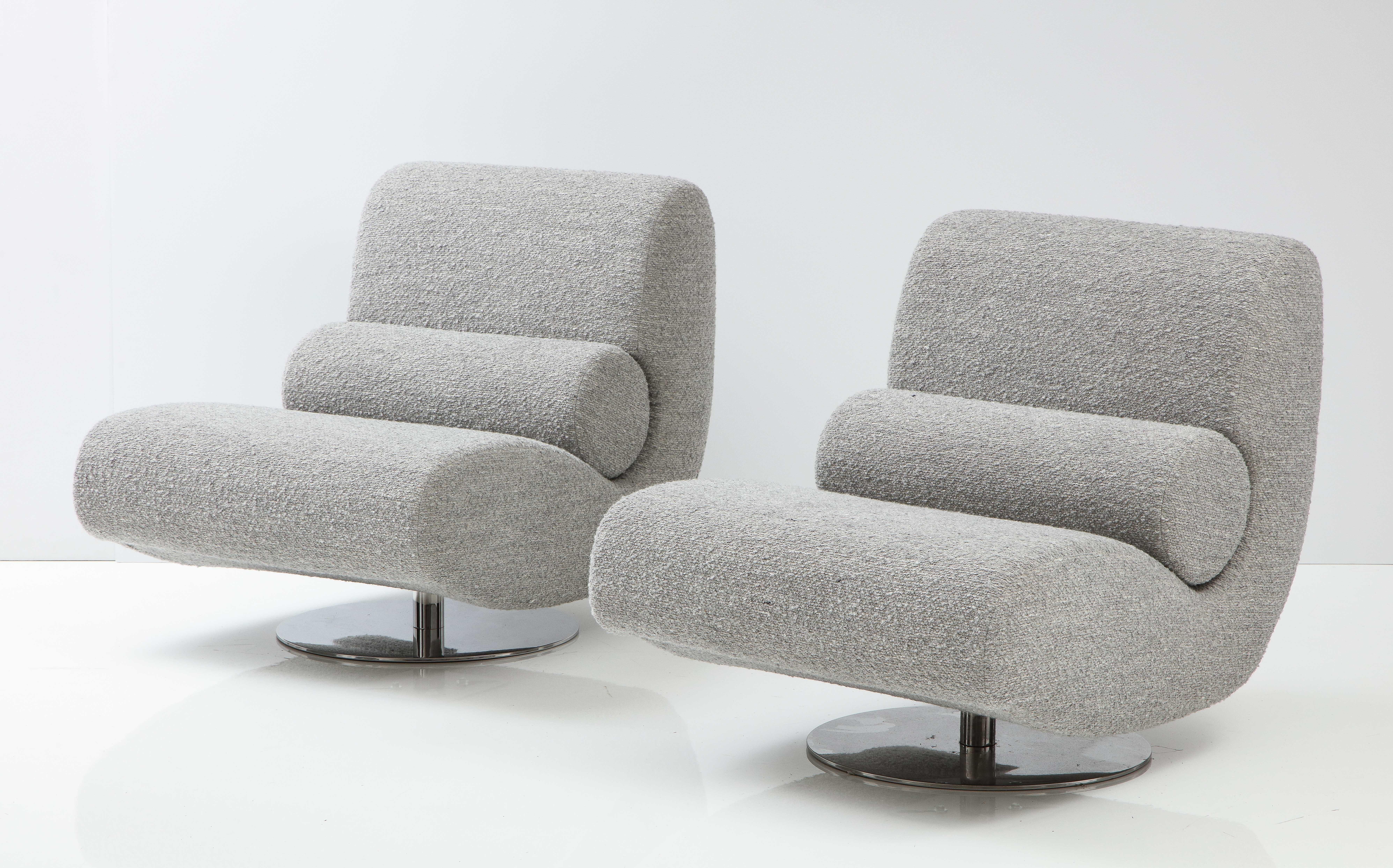 Hand-Crafted Pair of Swivel Sculptural Lounge Chairs in Grey Bouclé with Chrome Base, Italy For Sale