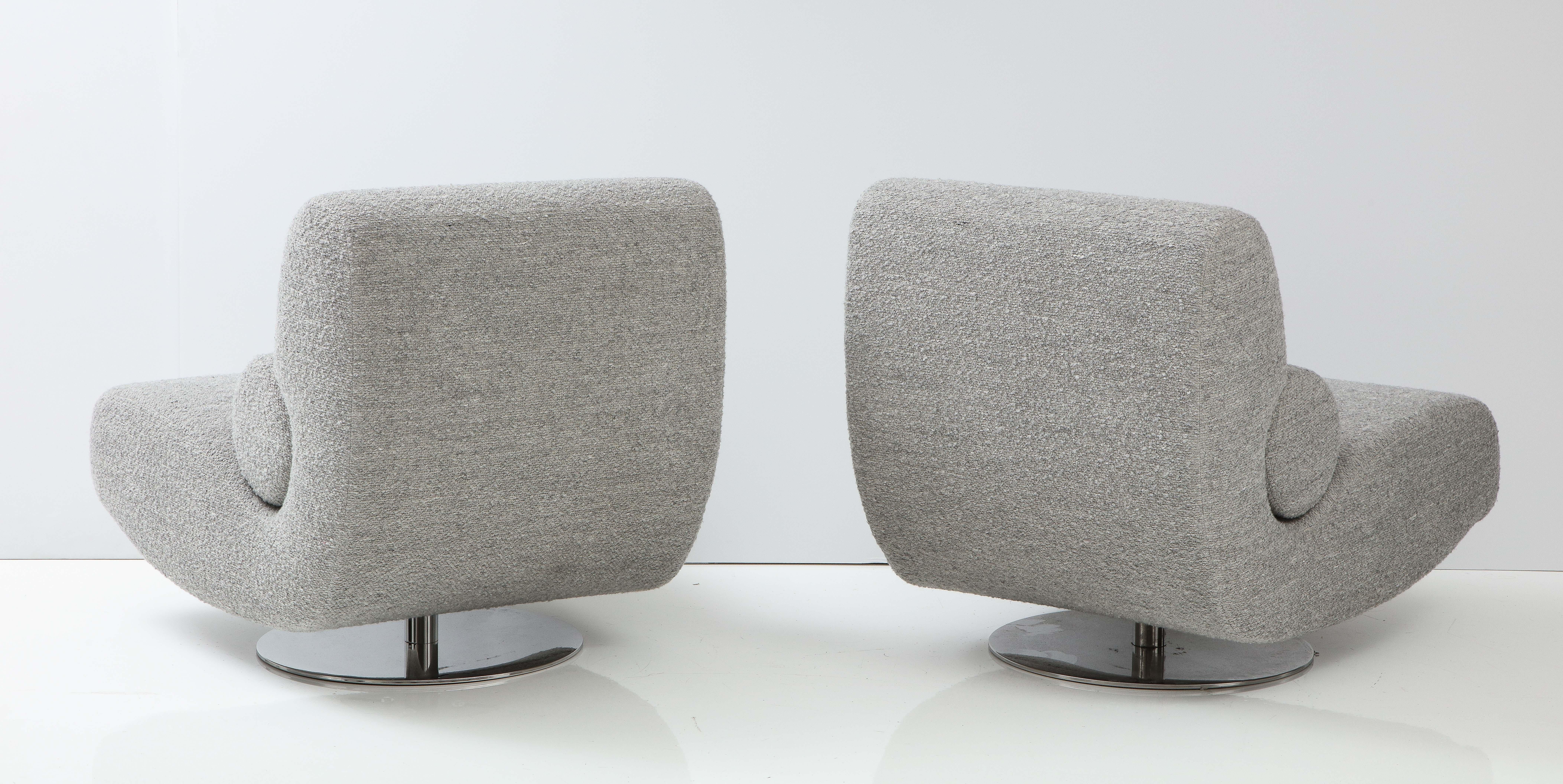 Pair of Swivel Sculptural Lounge Chairs in Grey Bouclé with Chrome Base, Italy In New Condition For Sale In New York, NY