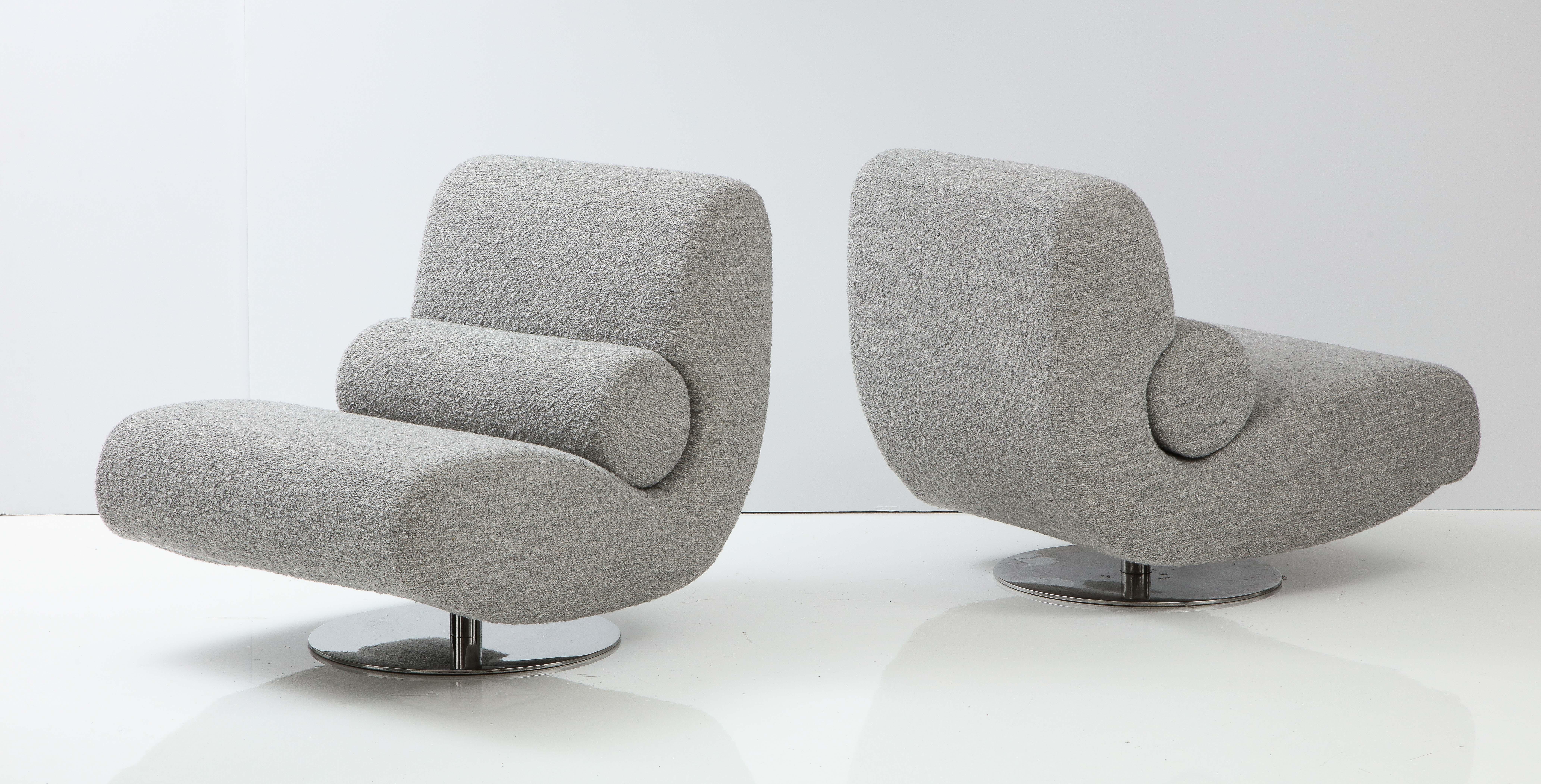 Contemporary Pair of Swivel Sculptural Lounge Chairs in Grey Bouclé with Chrome Base, Italy For Sale