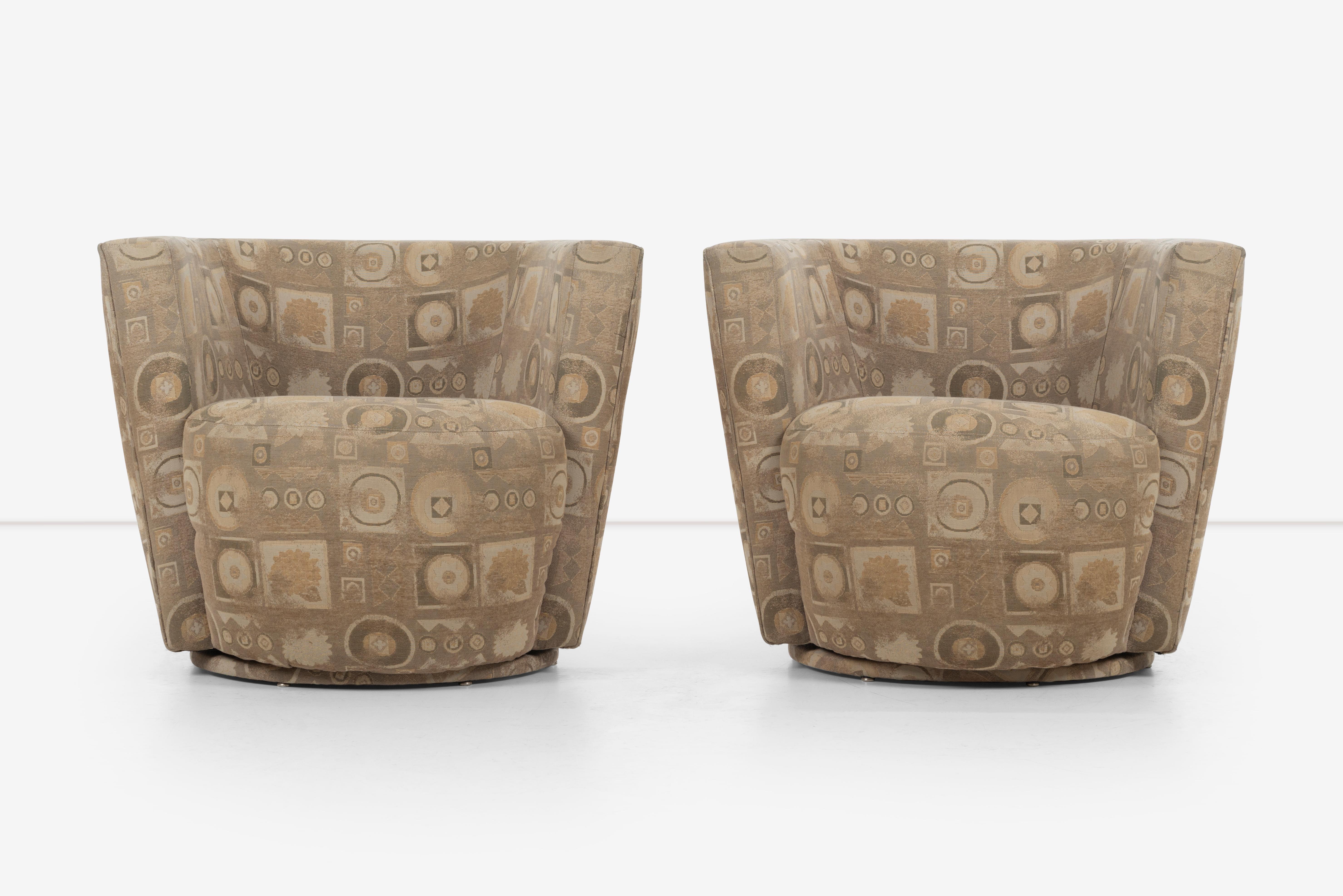 Une paire de chaises longues pivotantes en tonneau est un excellent choix pour ajouter du confort et du style à n'importe quel espace de vie. Ces chaises présentent un design unique, à la fois moderne et classique, qui leur permet de s'intégrer à