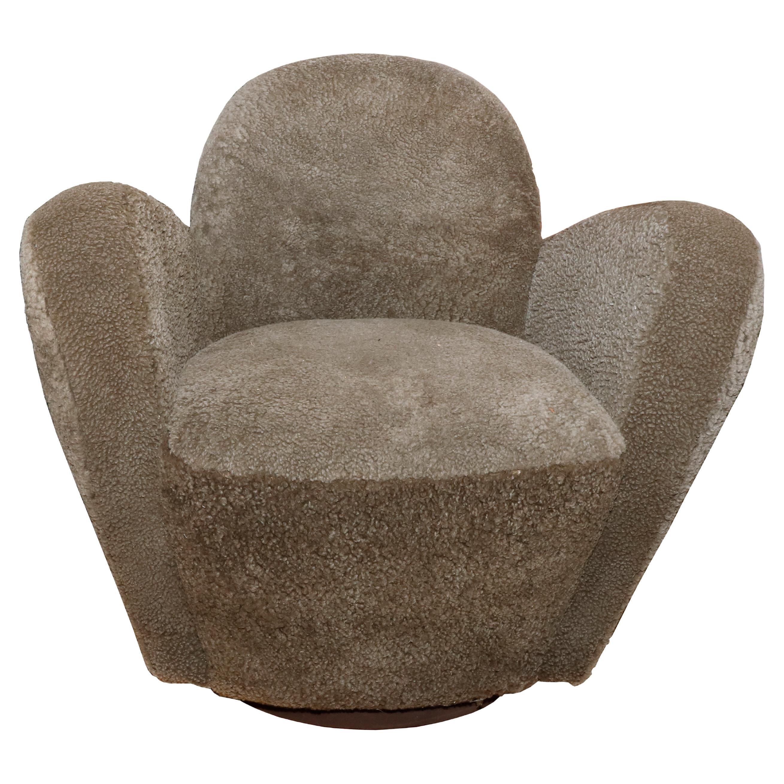 Paire de fauteuils pivotants en peau de mouton de Vladimir Kagan en très bon état. Circa 1997, ces fauteuils pivotants extrêmement confortables et souples sont le complément idéal d'un salon. Hauteur de l'accoudoir 27

Propriété de l'estimable