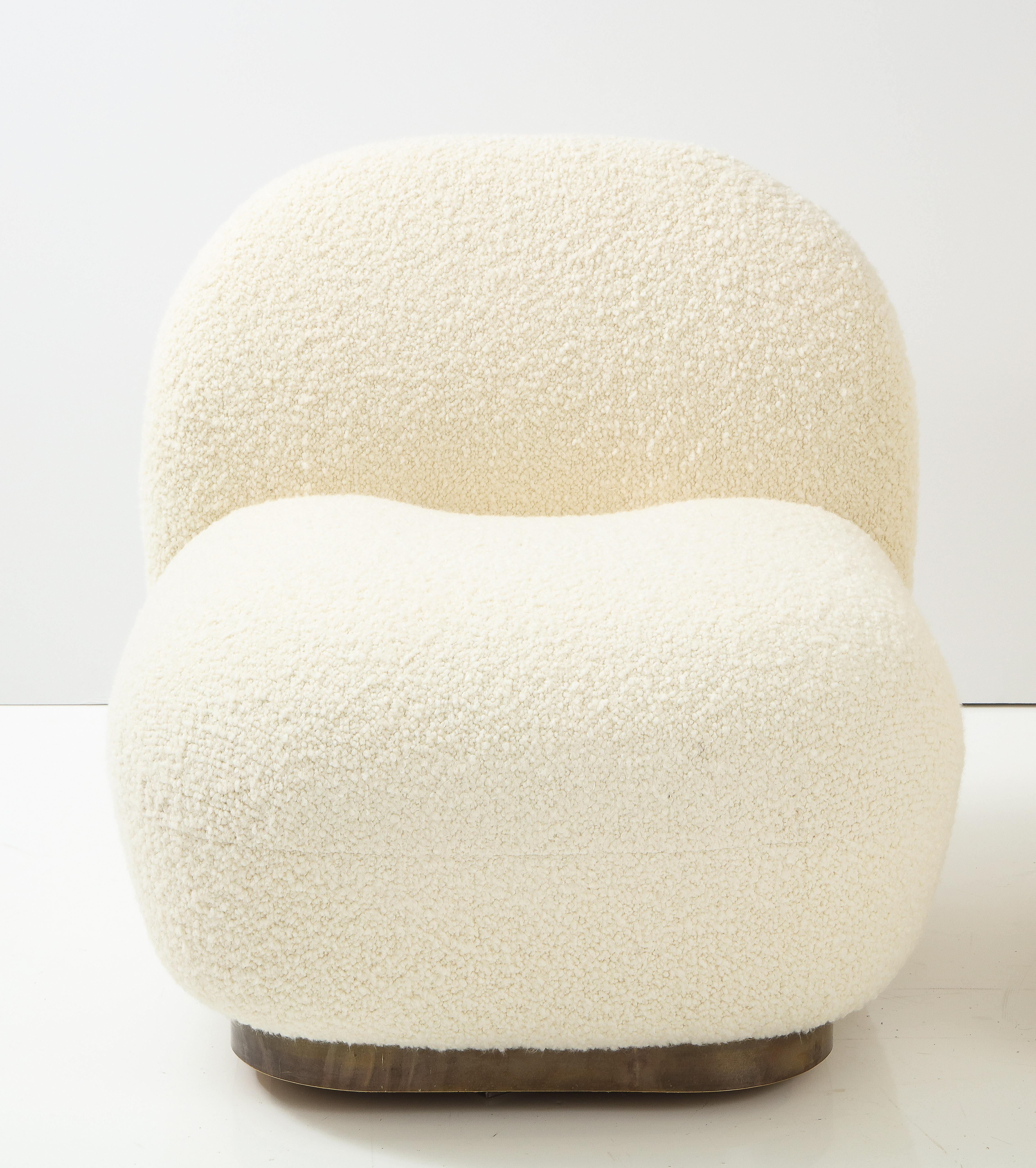 Pair of Swivel Slipper Lounge Chairs in Ivory Boucle and Brass Base, Italy, 2022 In New Condition In New York, NY