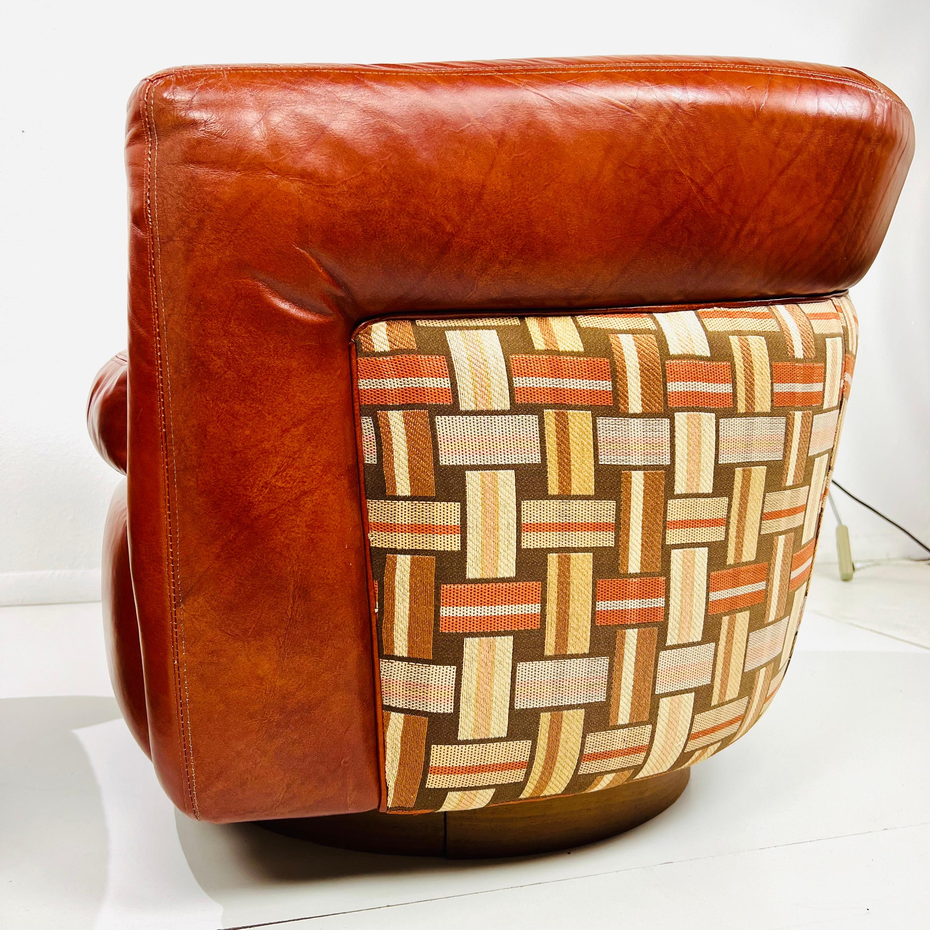 Pair of Swivel Tilt Tub Chairs by Milo Baughman for Thayer Coggin 2
