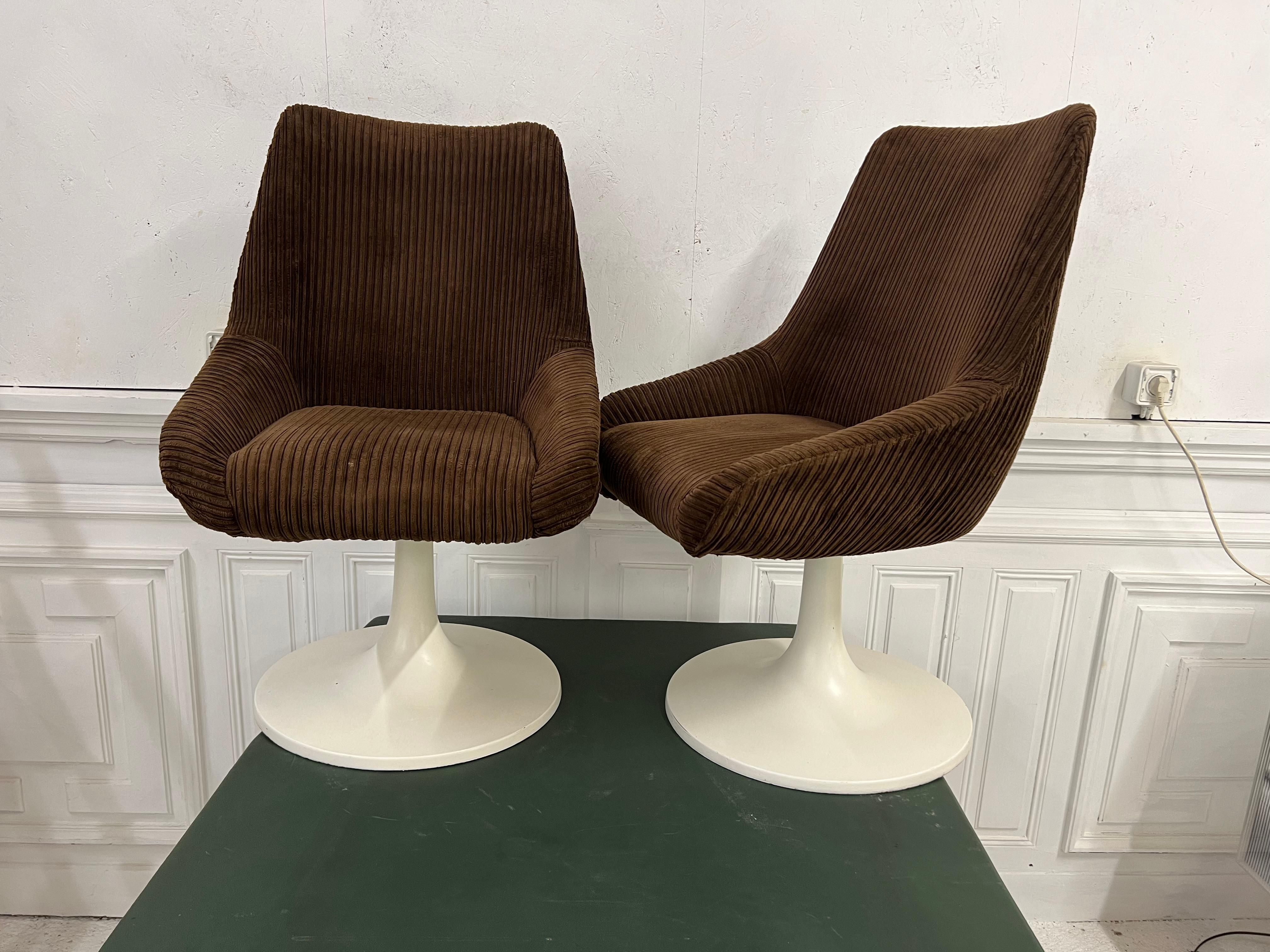 Nice pair of swivel Tulip chairs in chocolat velvet , original of 1970’s.
The Tulip base is so large for a very good stability, and polyester is very strong to accept weight 

You will find one 70’s ambiance with this chairs, you had just to find