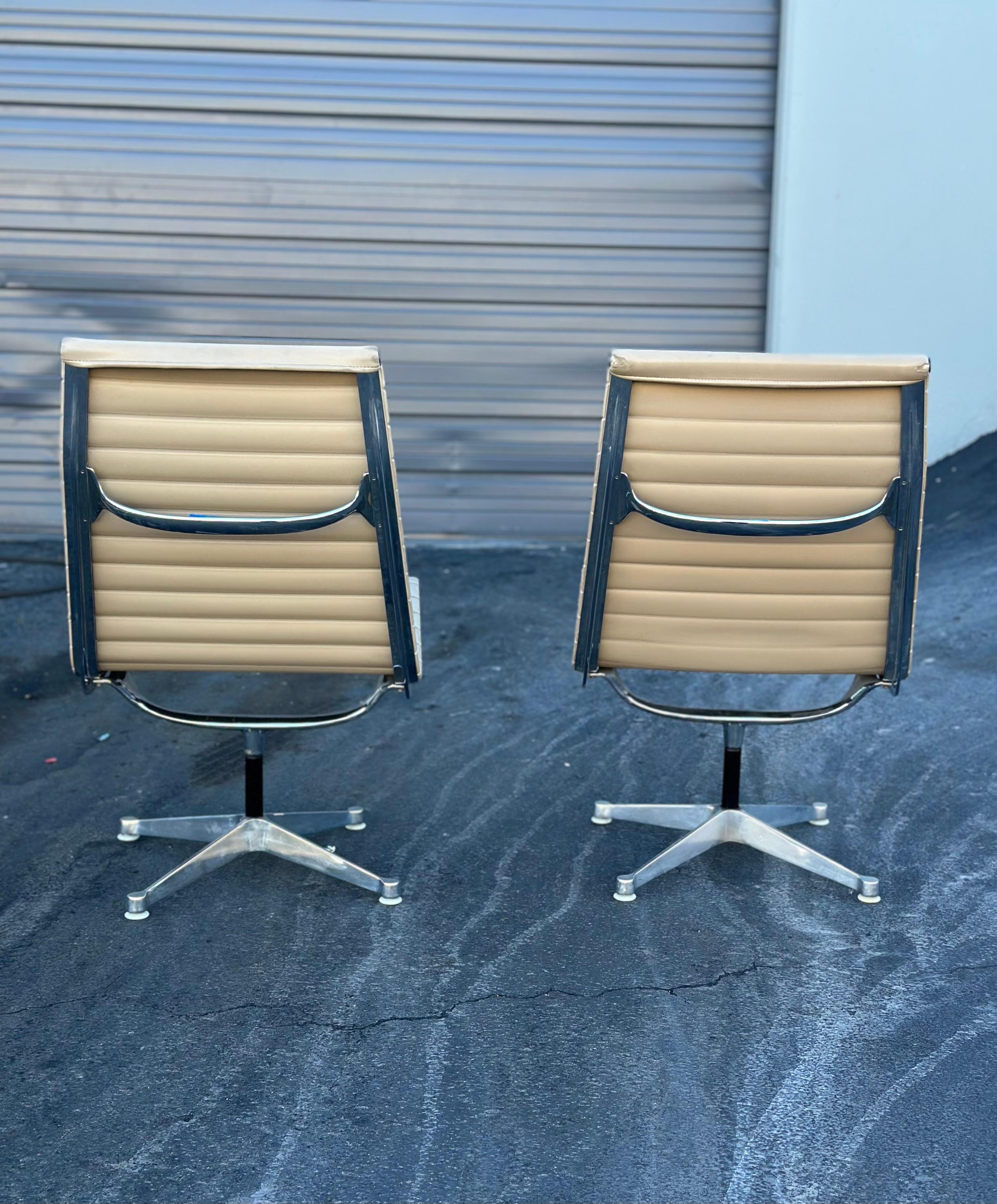 Pair of swiveling 1960s Herman Miller Eames Aluminum Group swivel Lounge Chairs For Sale 3