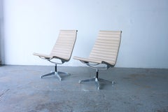 Paar schwenkbare 1960er Herman Miller Eames Aluminum Group swivel Lounge Chairs