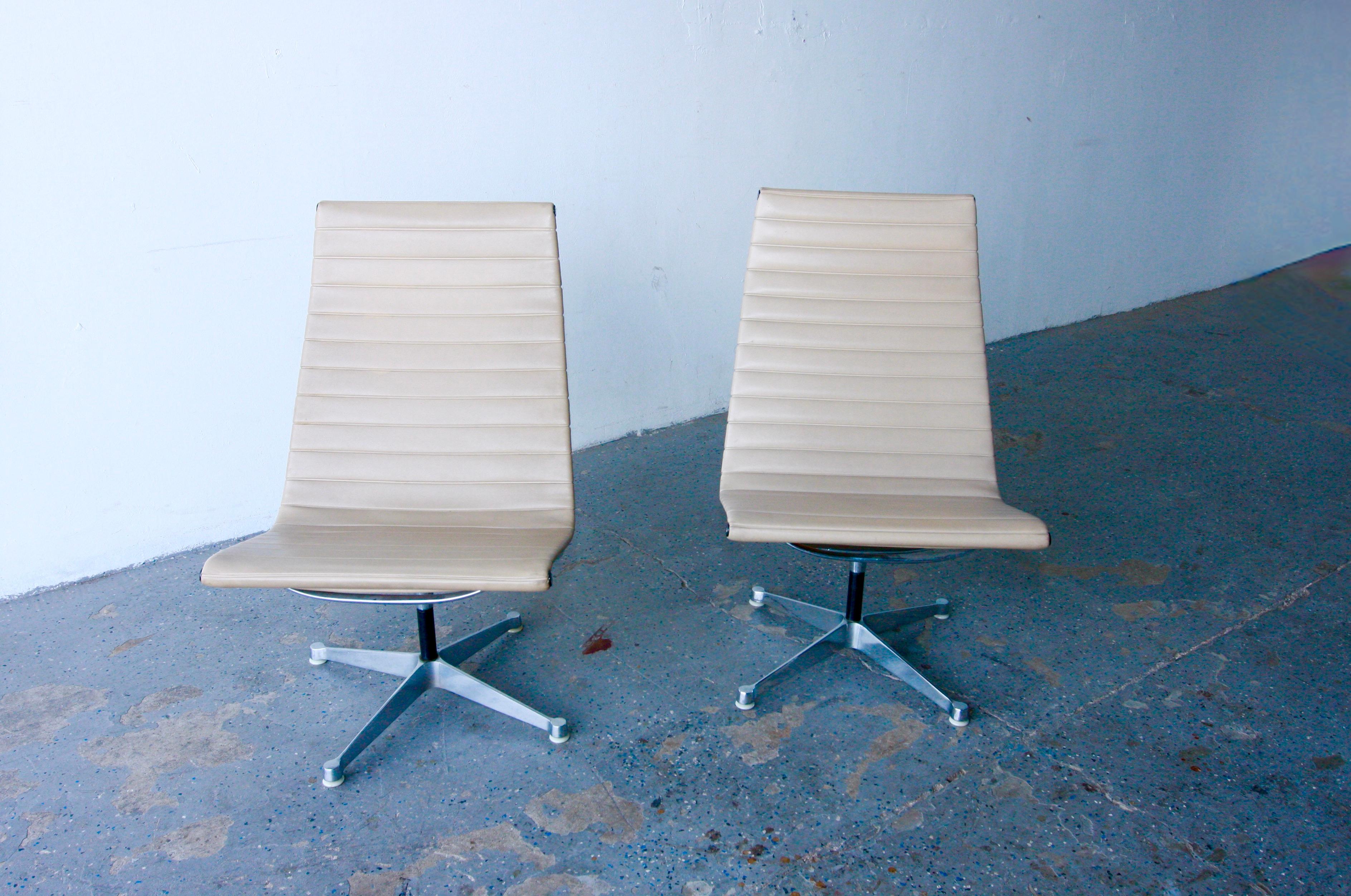 Mid-Century Modern Pair of swiveling 1960s Herman Miller Eames Aluminum Group swivel Lounge Chairs For Sale