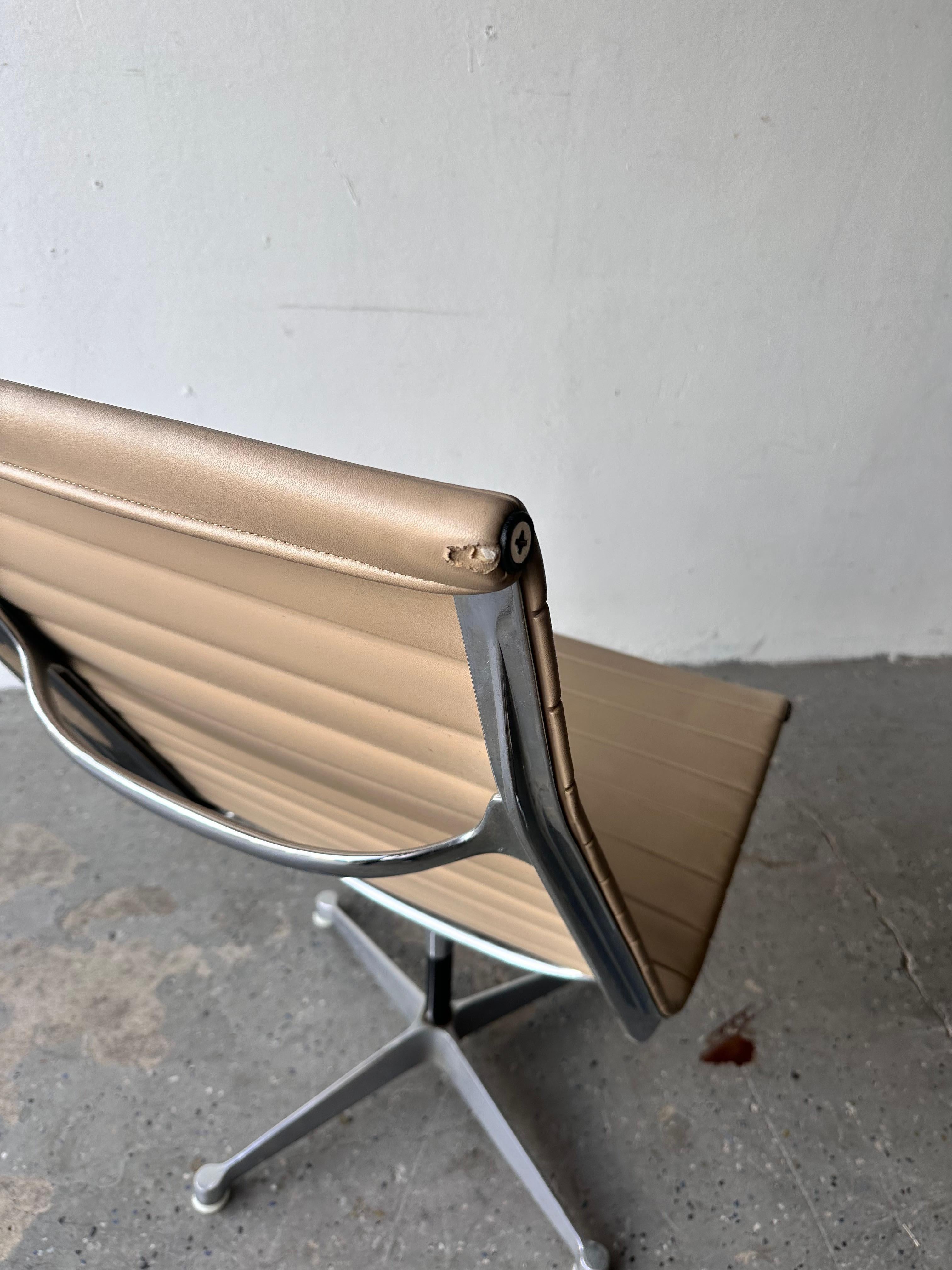 American Pair of swiveling 1960s Herman Miller Eames Aluminum Group swivel Lounge Chairs For Sale