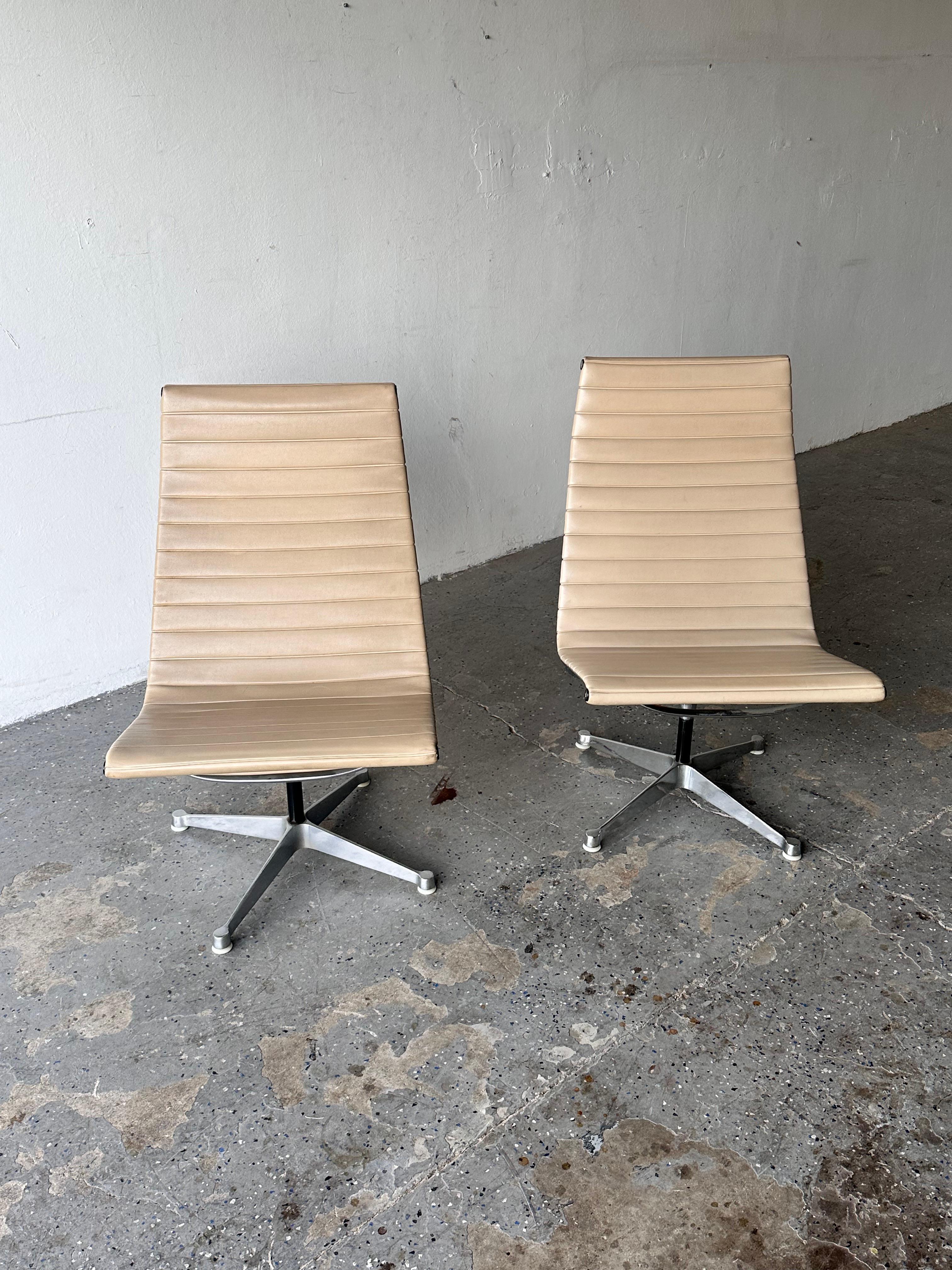 Pair of swiveling 1960s Herman Miller Eames Aluminum Group swivel Lounge Chairs For Sale 2