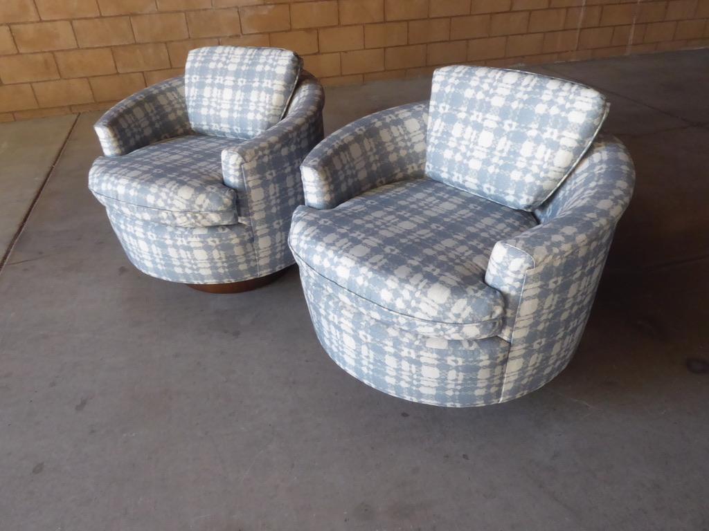 Modern Pair of Swiveling Club Chairs Raised on Mahogany Bases, circa 1980s