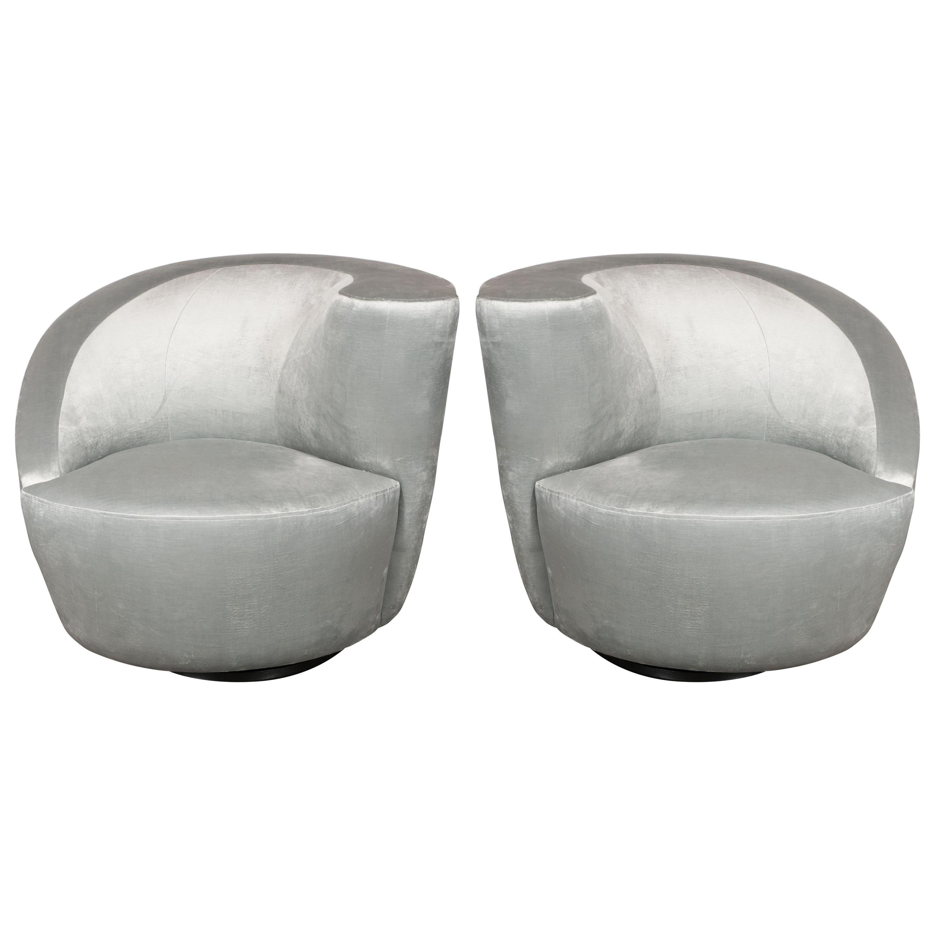 Cette paire de chaises Nautilus illustre les étonnantes formes organiques futuristes et les lignes épurées pour lesquelles Vladimir Kagan, l'un des designers de meubles les plus estimés du XXe siècle, est célébré. La forme des chaises suggère une