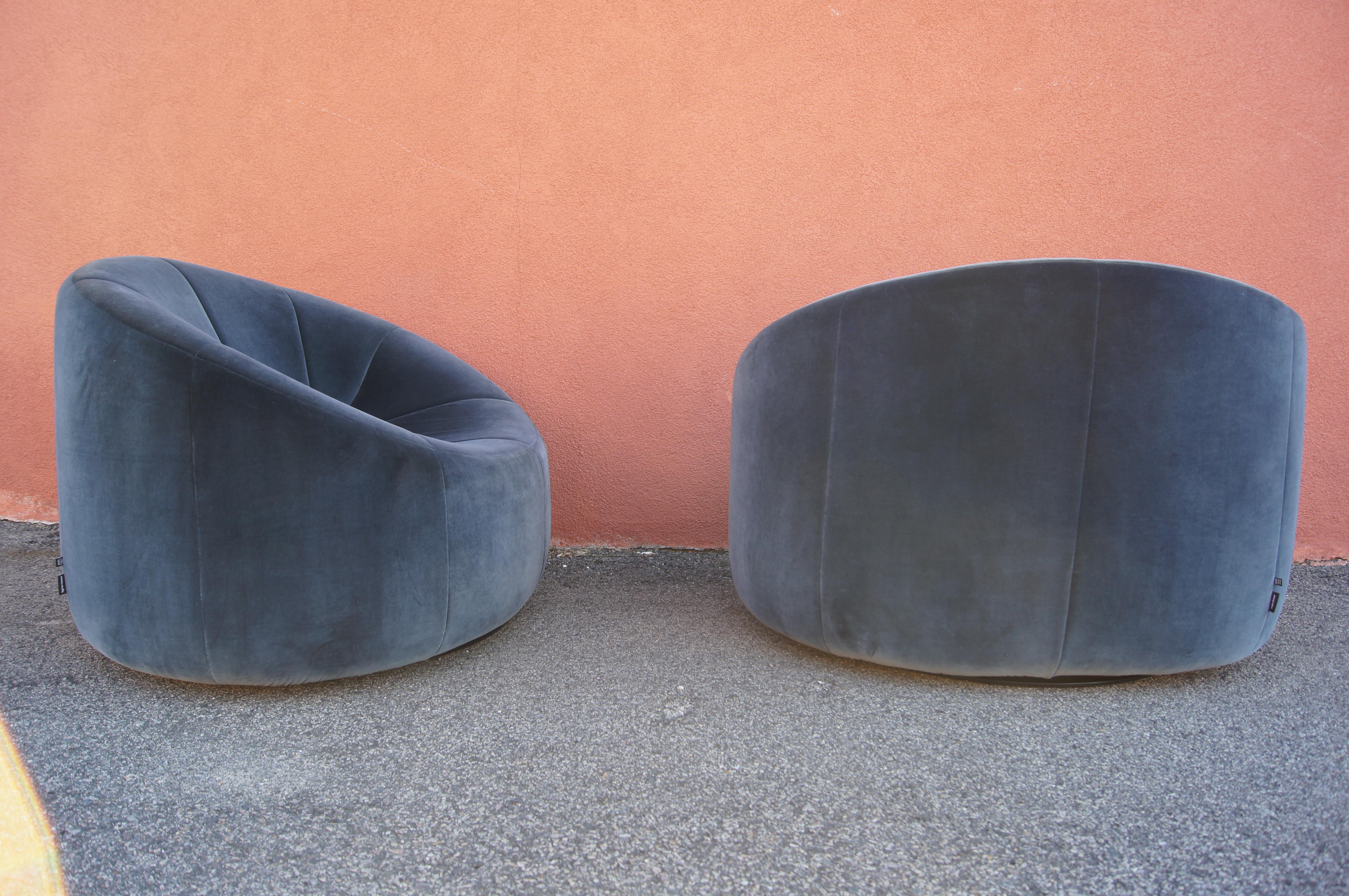 Pierre Paulin designed the iconic pumpkin armchair in the late 1960s as part of a suite for Georges Pomidou's residence at the Palais Élysée. He reissued it in 2007 for Ligne Roset.

Made of molded polyurethane with a swiveling base, here