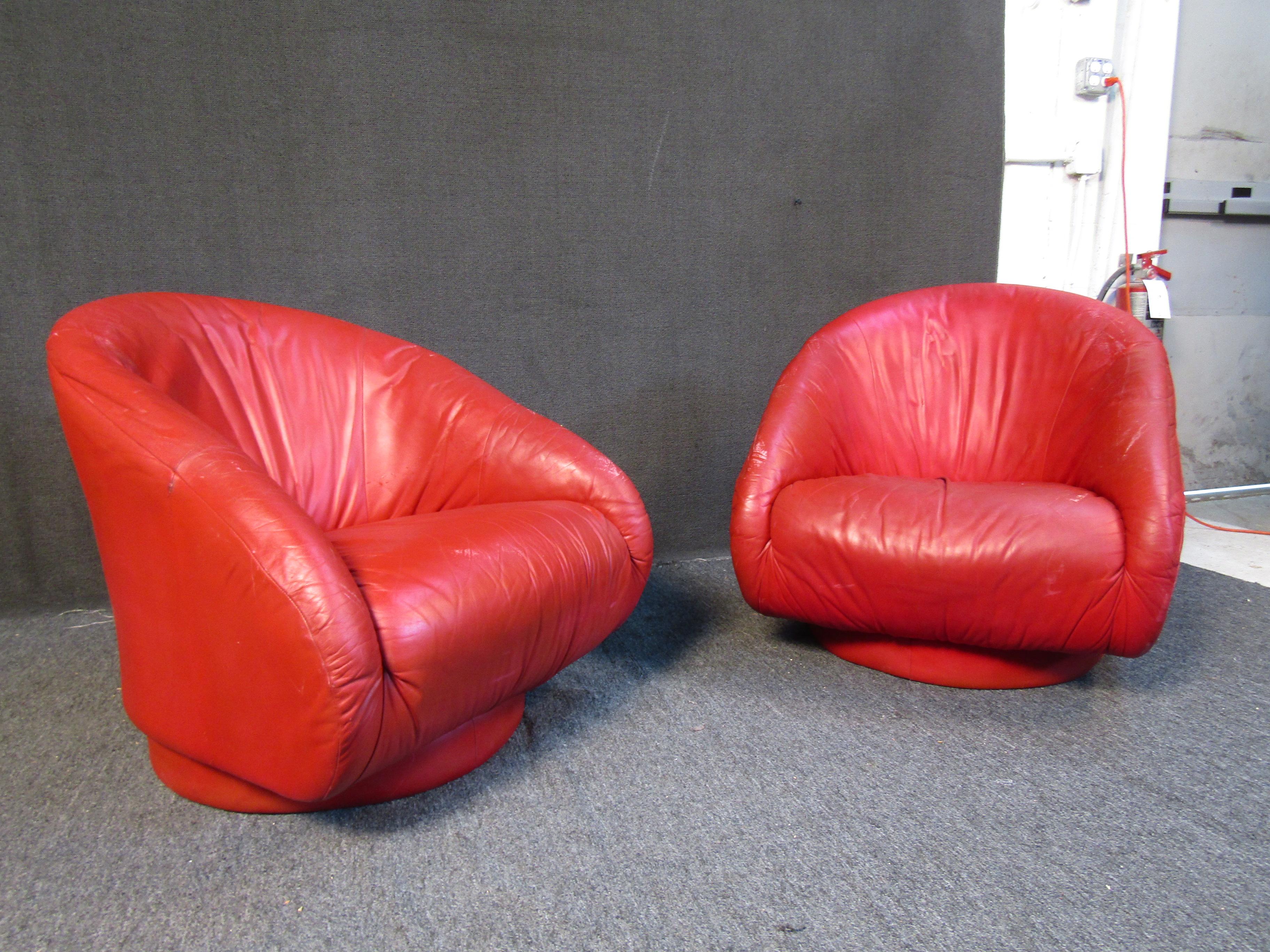 Mid-Century Modern Paire de fauteuils club rouges pivotants en vente