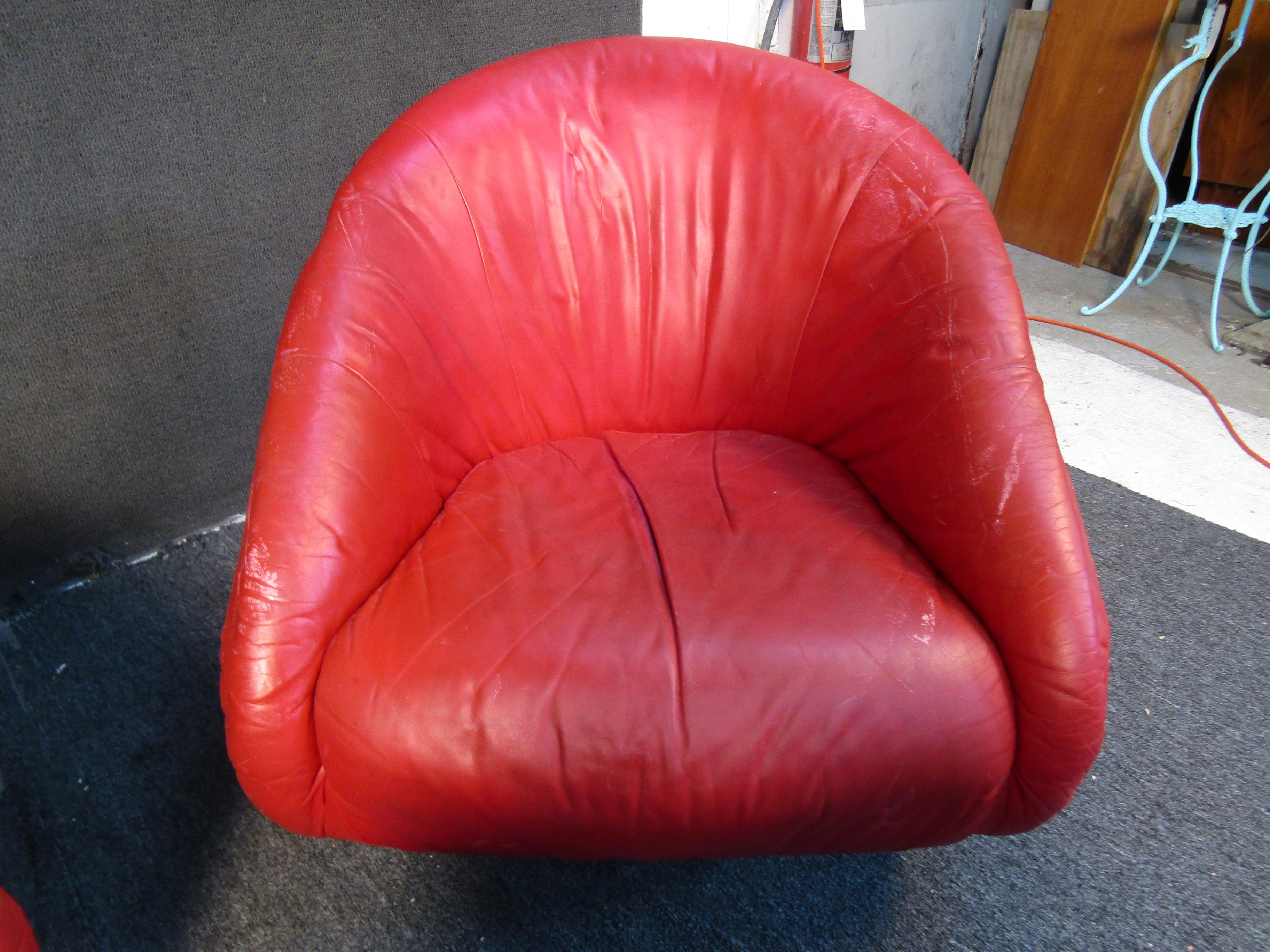 Paire de fauteuils club rouges pivotants Bon état - En vente à Brooklyn, NY
