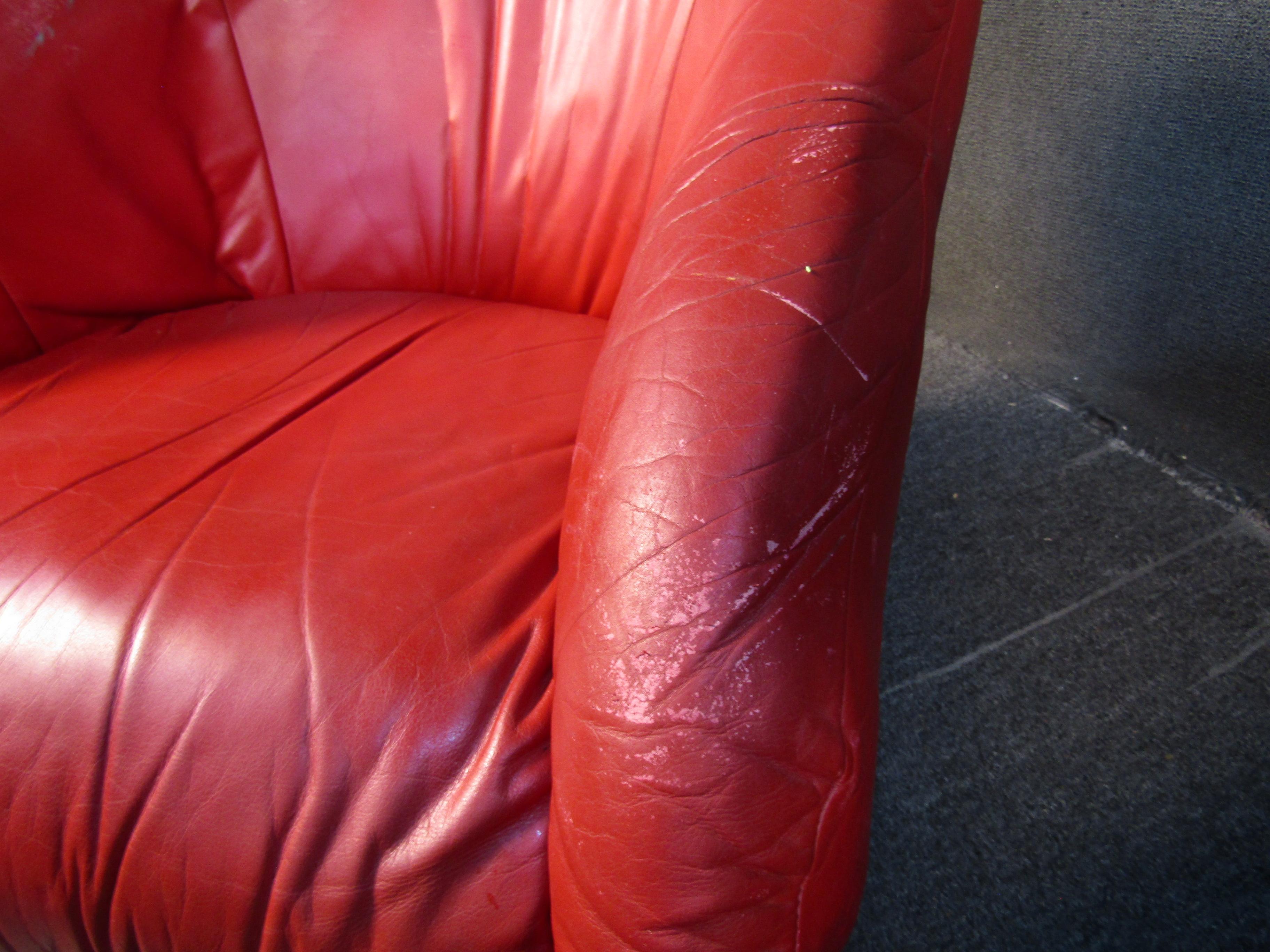 20ième siècle Paire de fauteuils club rouges pivotants en vente