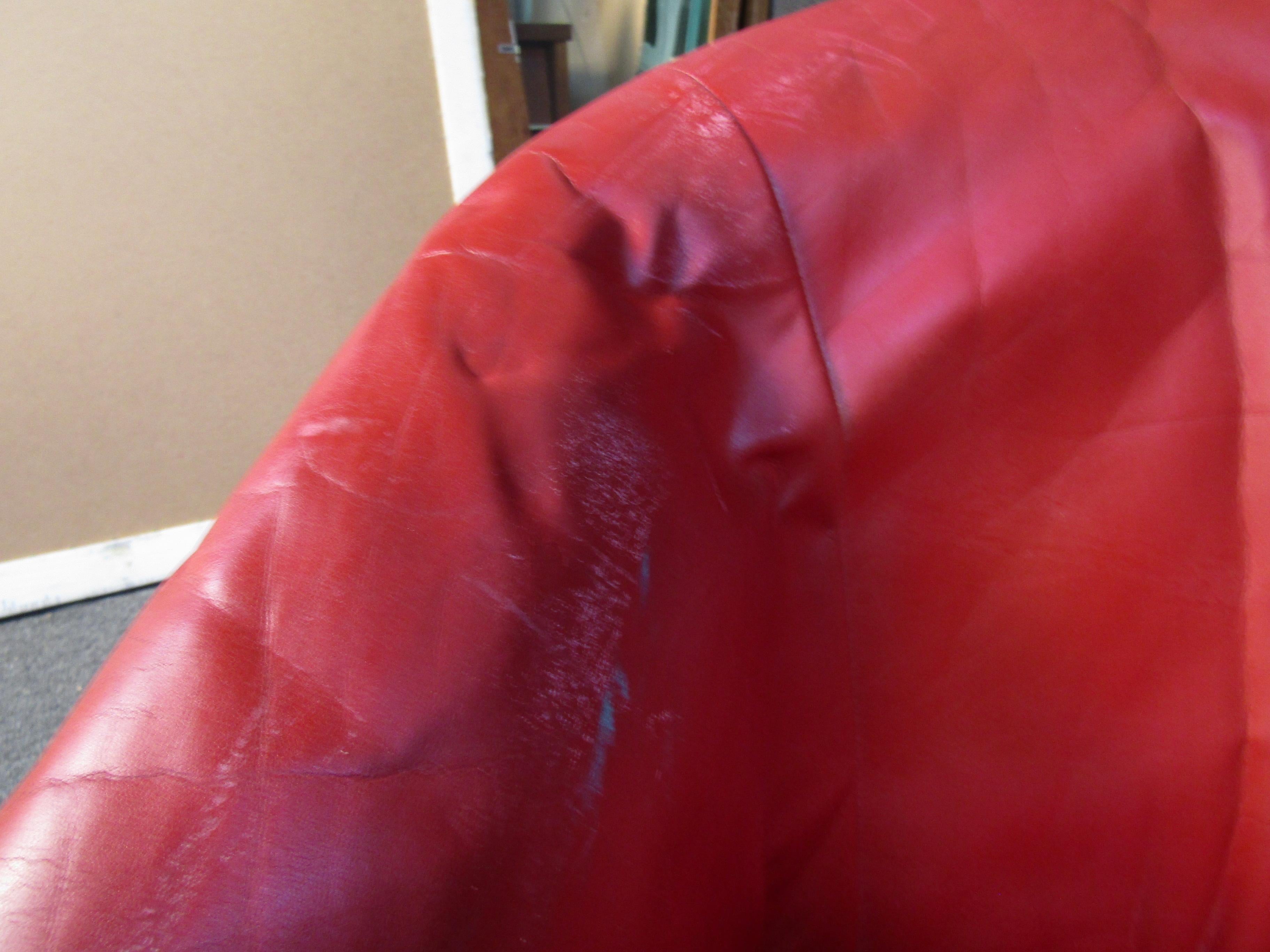 Tissu d'ameublement Paire de fauteuils club rouges pivotants en vente