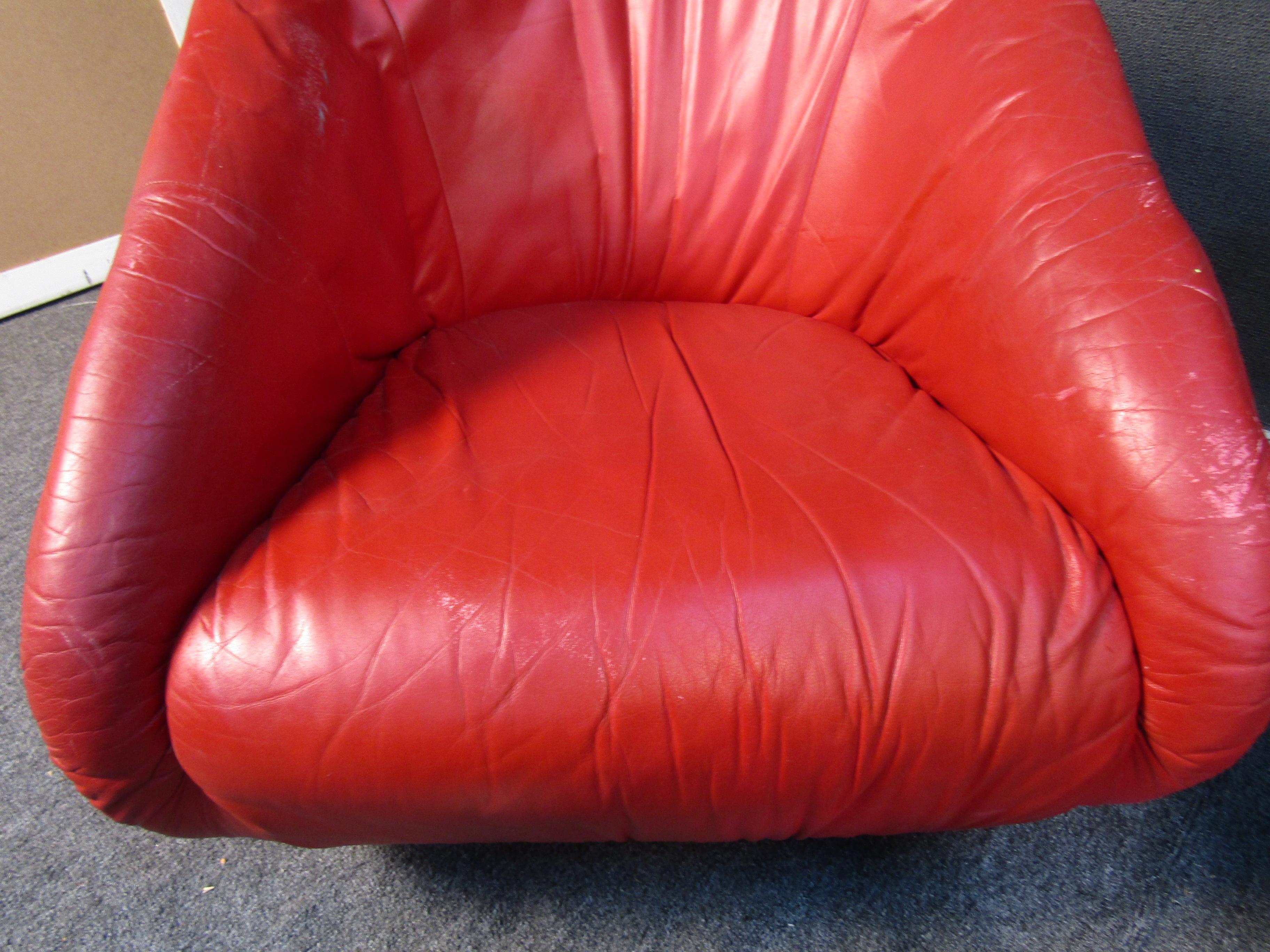 Paire de fauteuils club rouges pivotants en vente 2