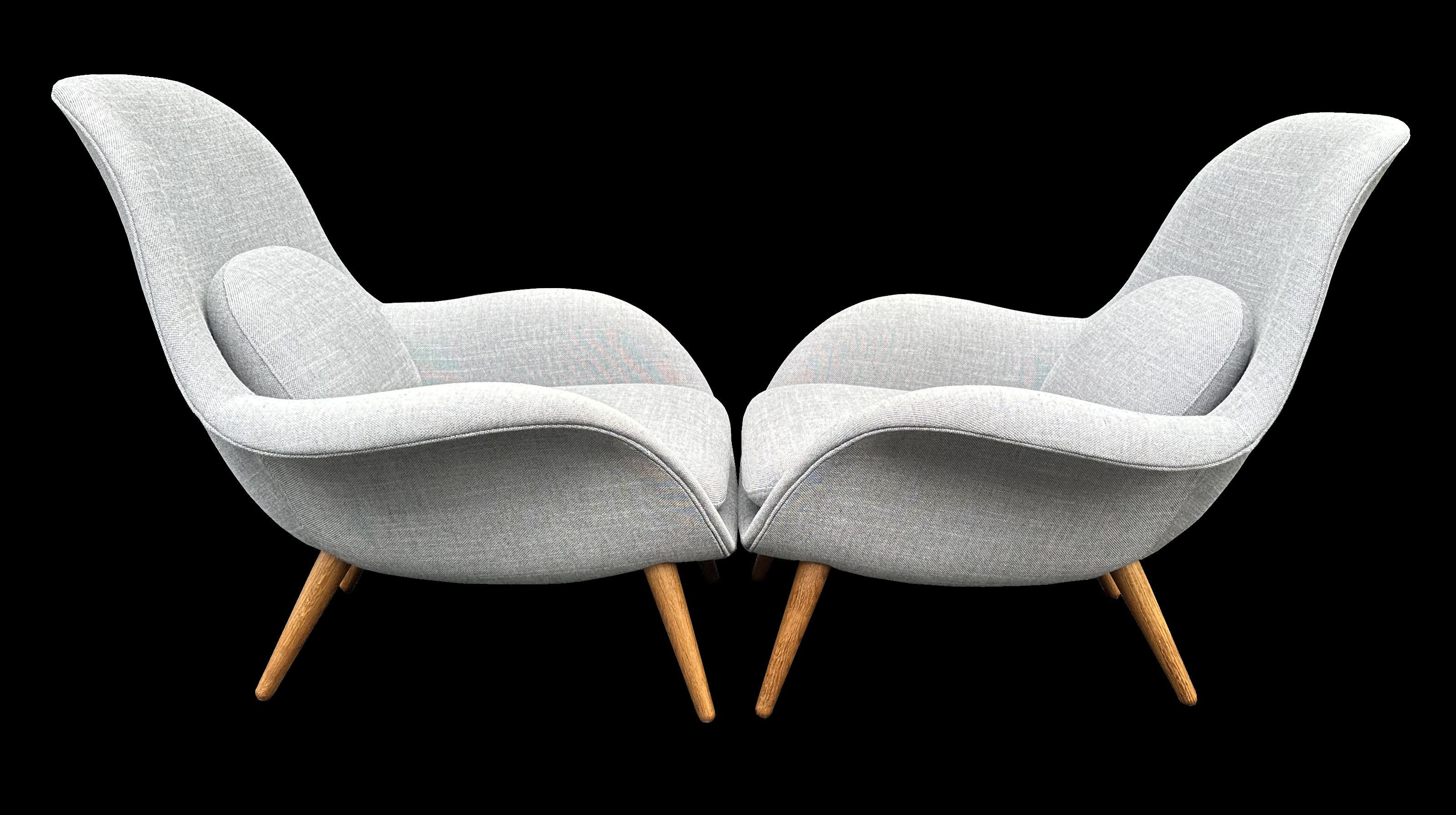 We have 2 pairs of these very cool Danish designed Lounge chairs in light grey original fabric in great condition, no wear or stains. They are on solid Oak legs which are demountable to allow for more economical shipping. The seat cushion and back