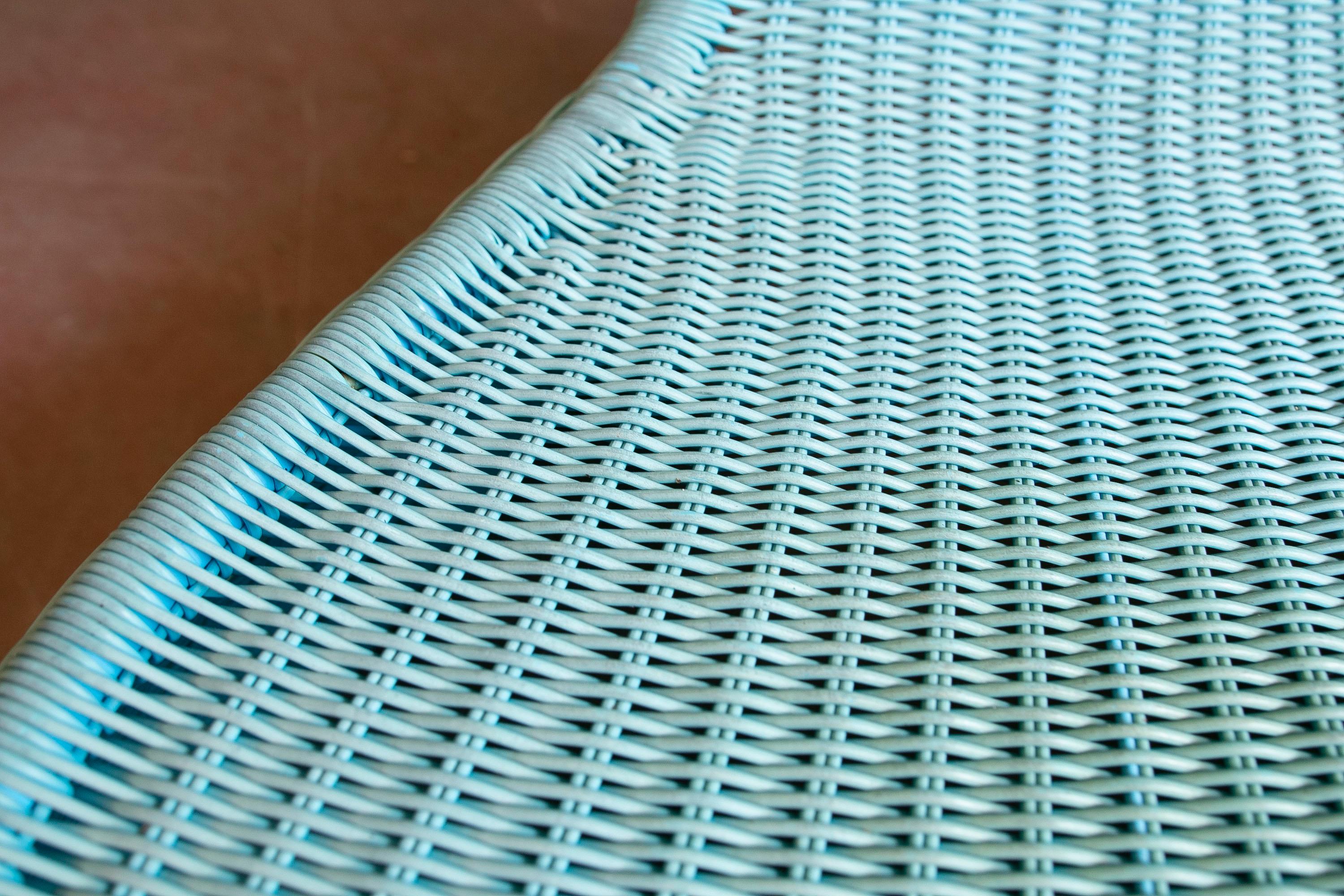 Paire de chaises de jardin synthétiques de couleur bleu clair en vente 5
