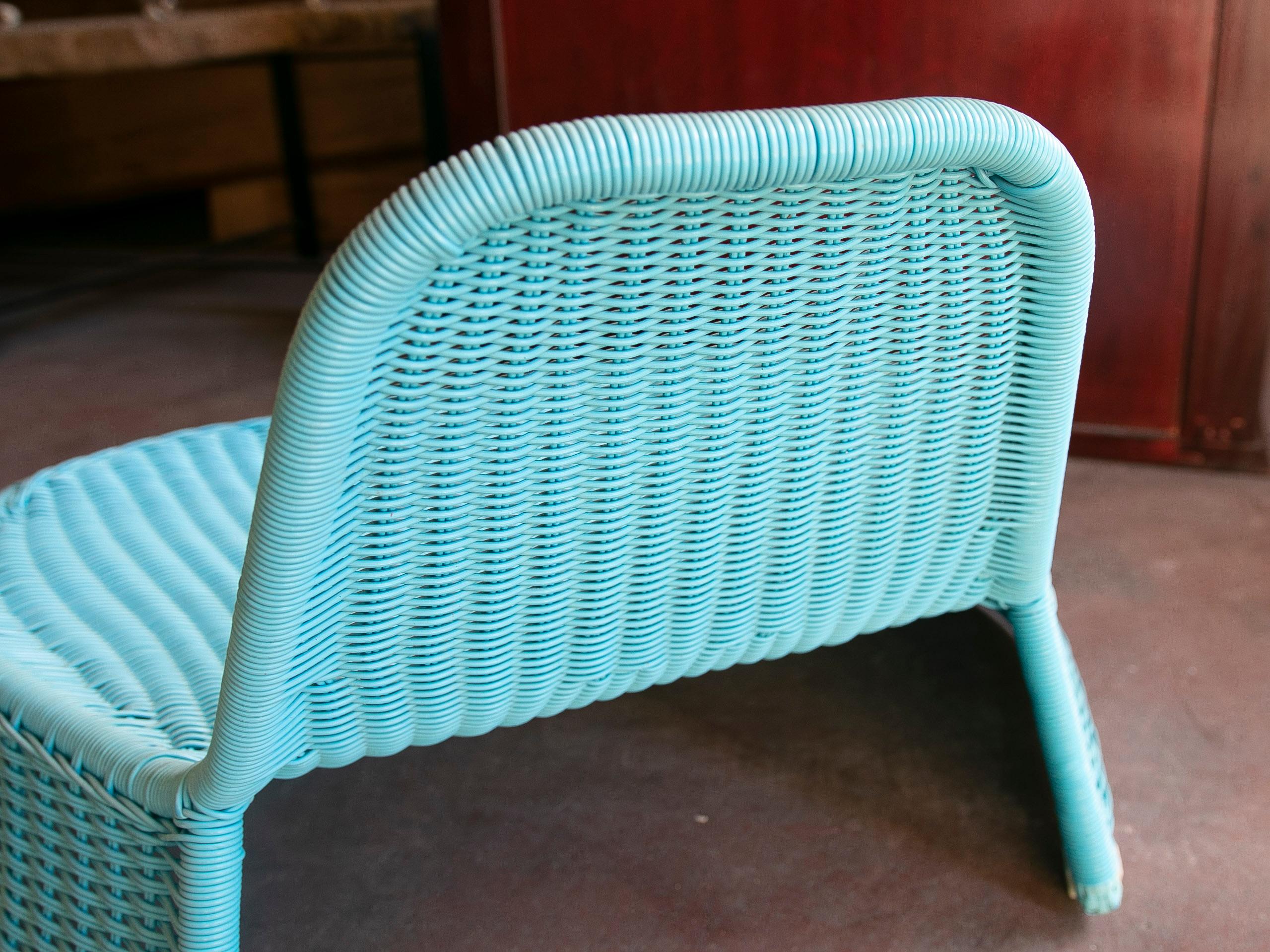 Paire de chaises de jardin synthétiques de couleur bleu clair en vente 9