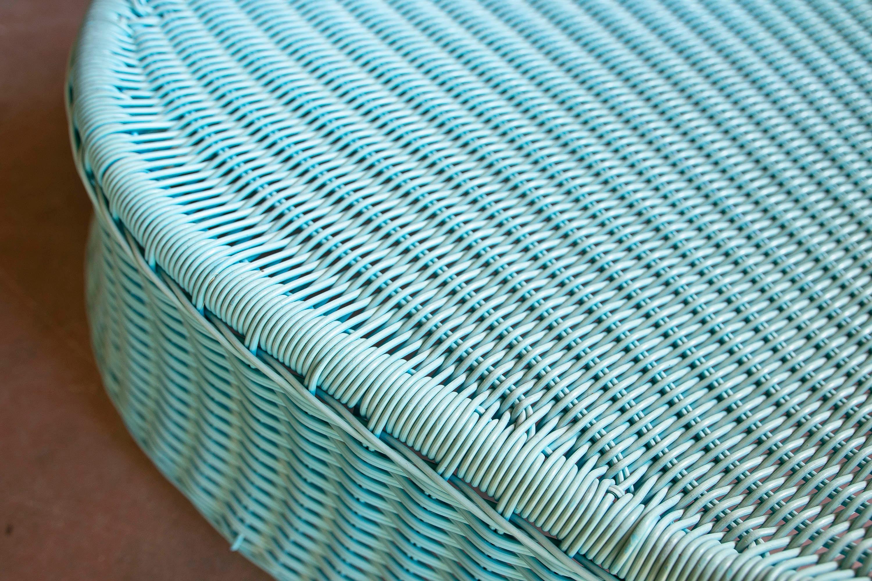 Paire de chaises de jardin synthétiques de couleur bleu clair en vente 10