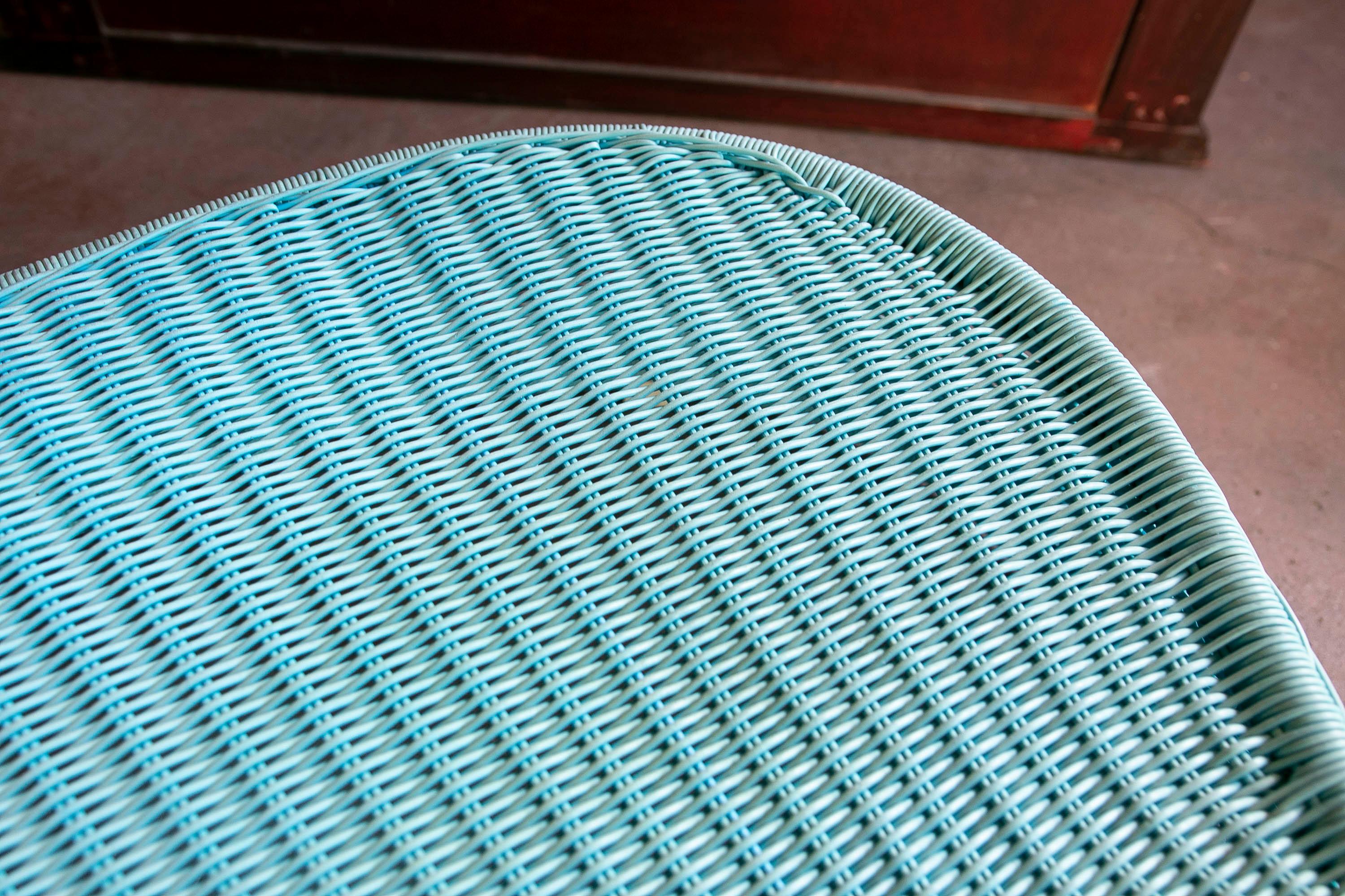 Paire de chaises de jardin synthétiques de couleur bleu clair en vente 11