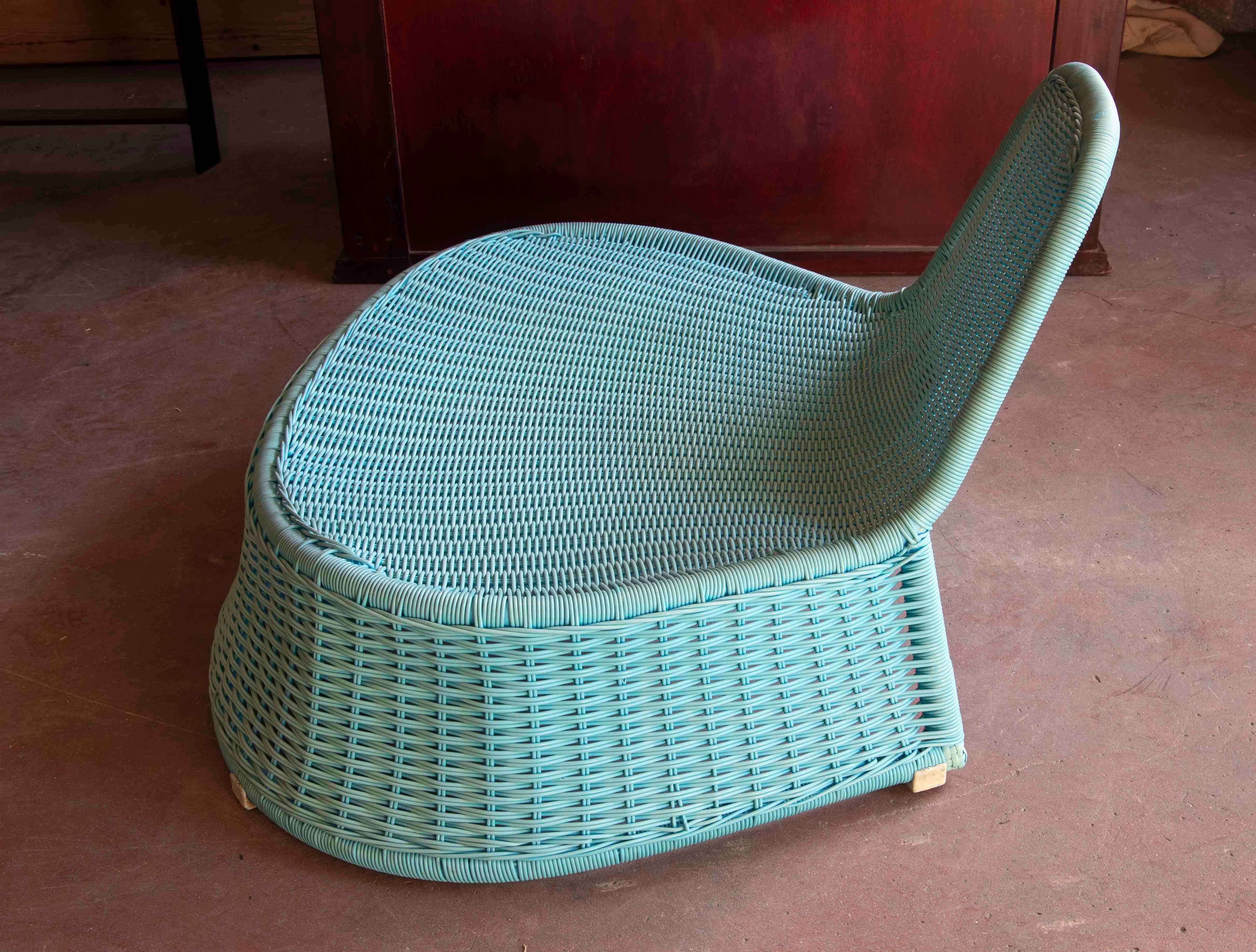 20ième siècle Paire de chaises de jardin synthétiques de couleur bleu clair en vente