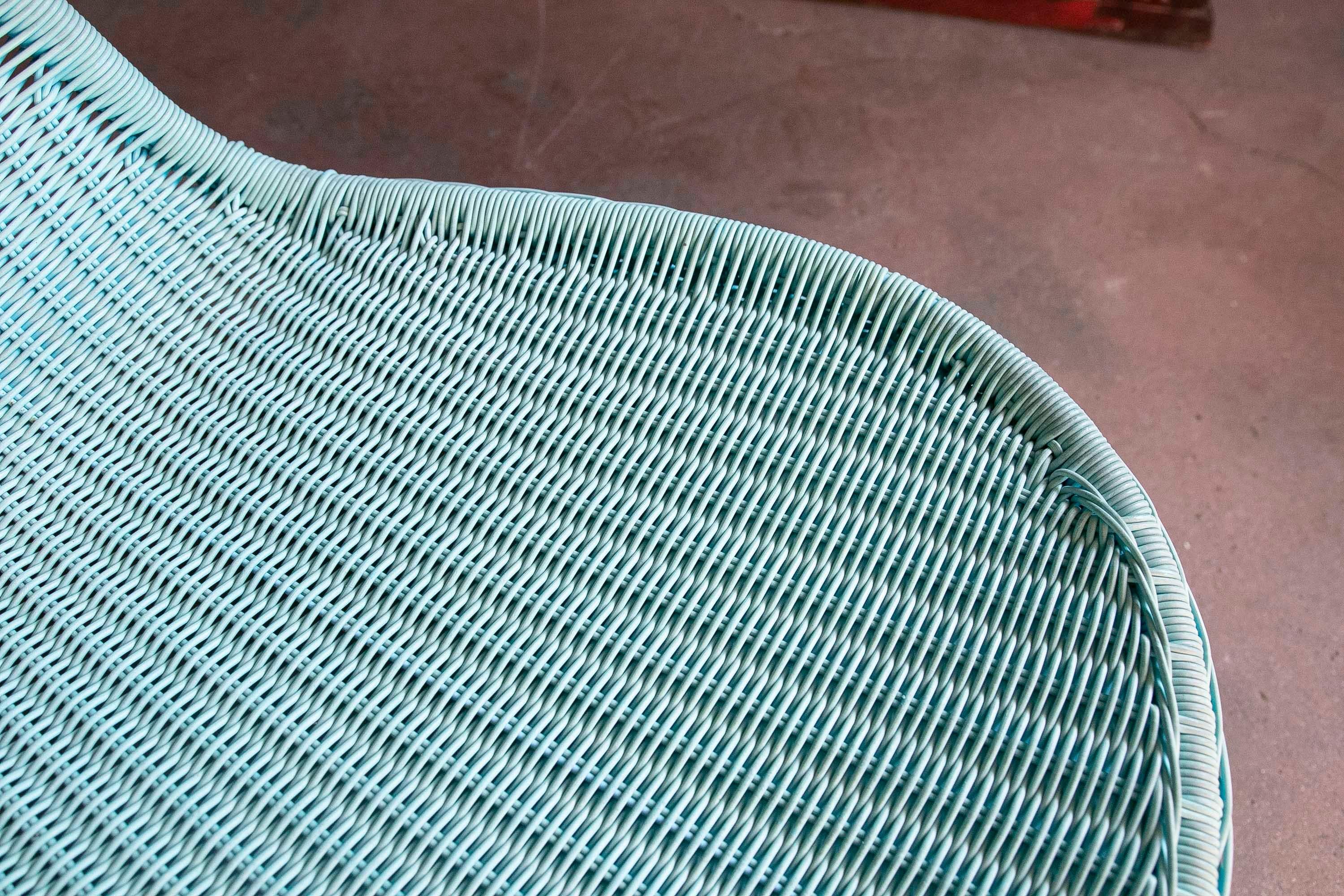 Paire de chaises de jardin synthétiques de couleur bleu clair en vente 3