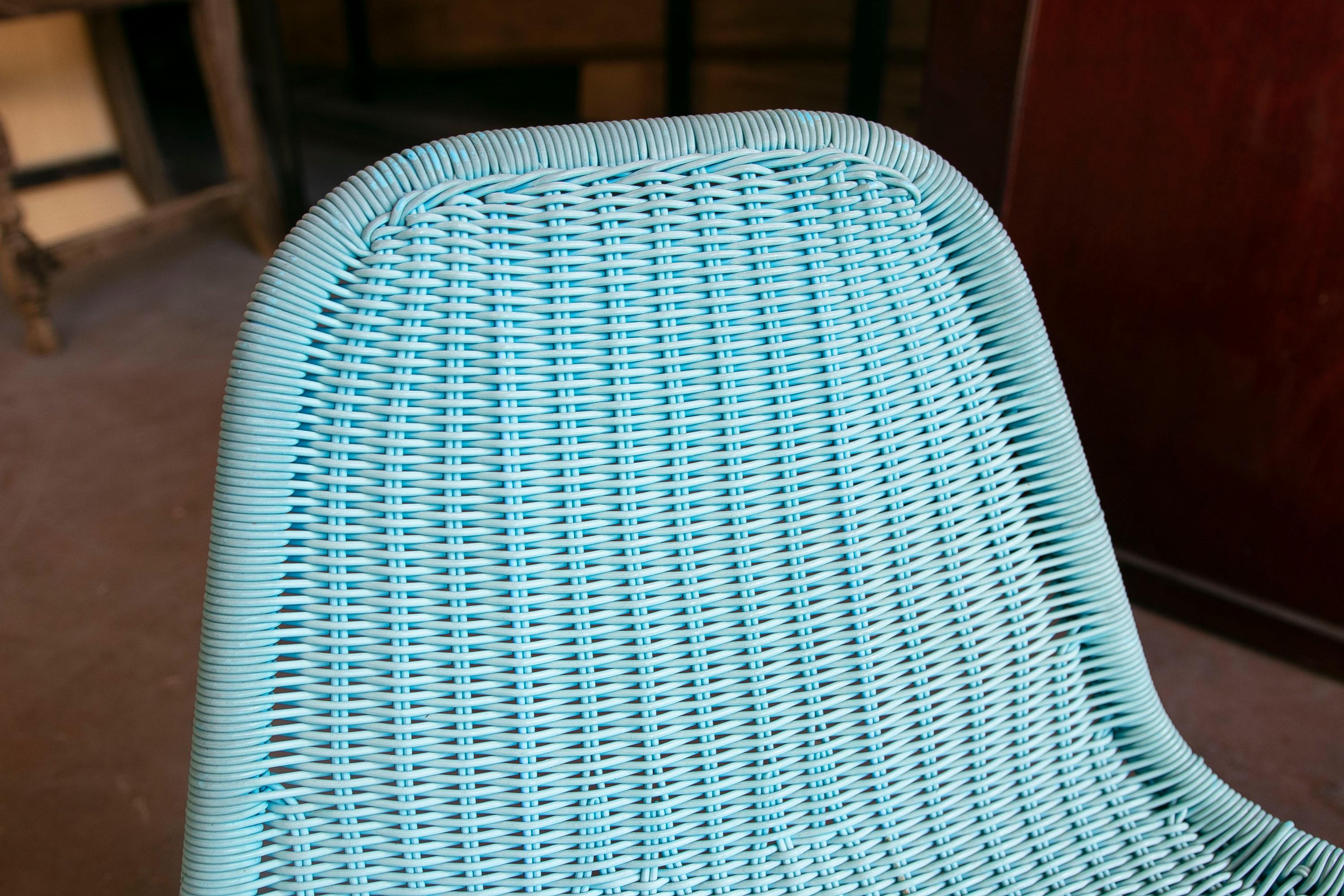 Paire de chaises de jardin synthétiques de couleur bleu clair en vente 4