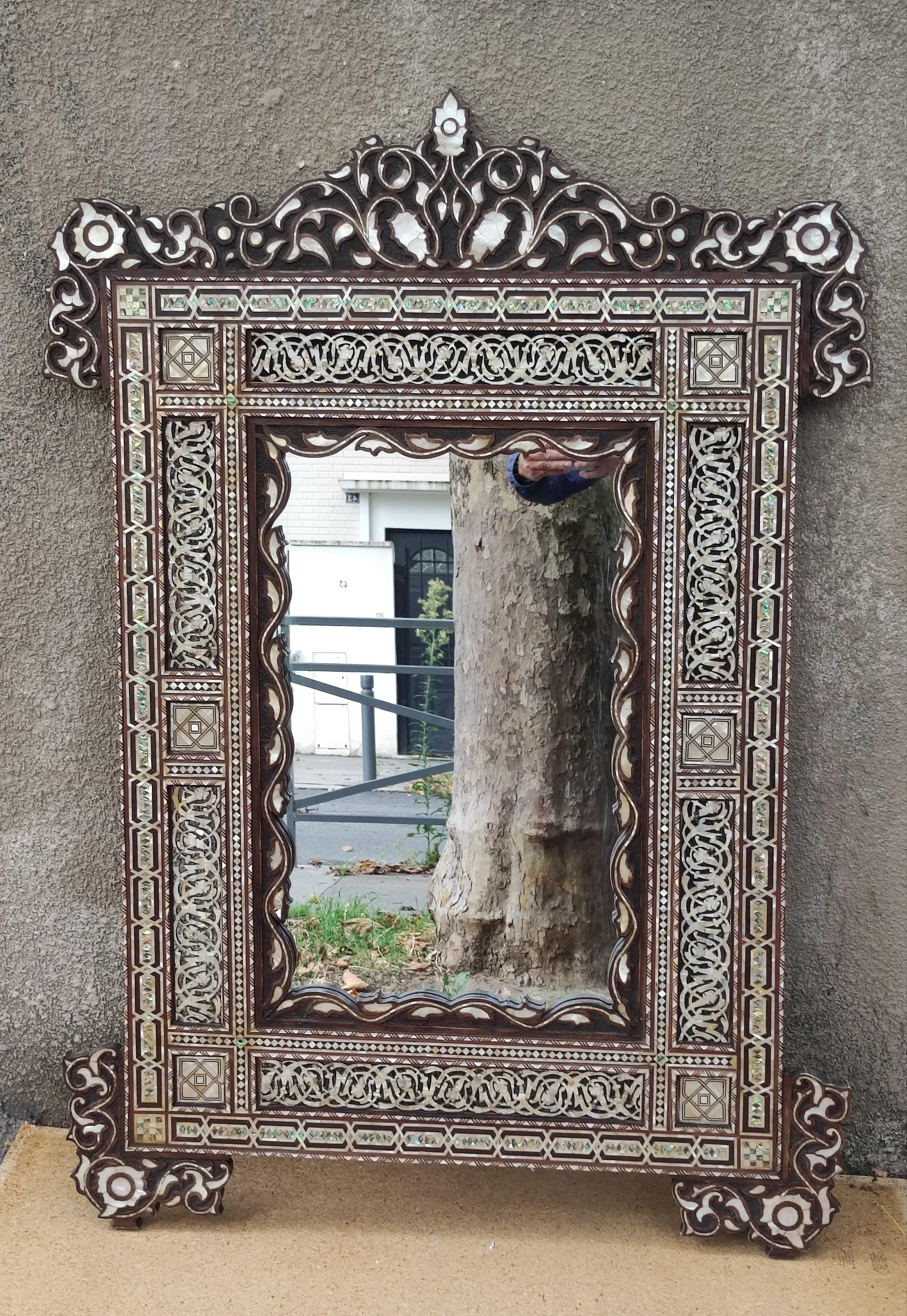 Pair of Syrian Mirrors in carved wood and inlays XIX° In Excellent Condition In Saint-Ouen, FR