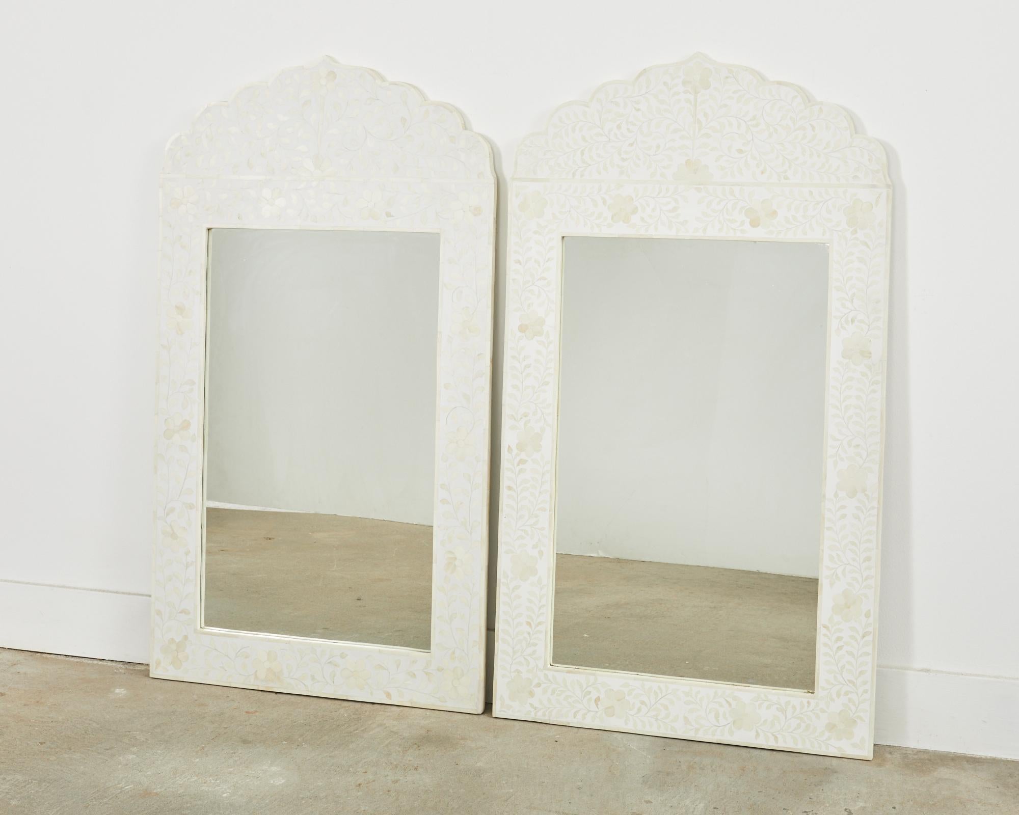 Mauresque Paire de miroirs muraux de style mauresque syrien en mosaïque incrustée d'os en vente