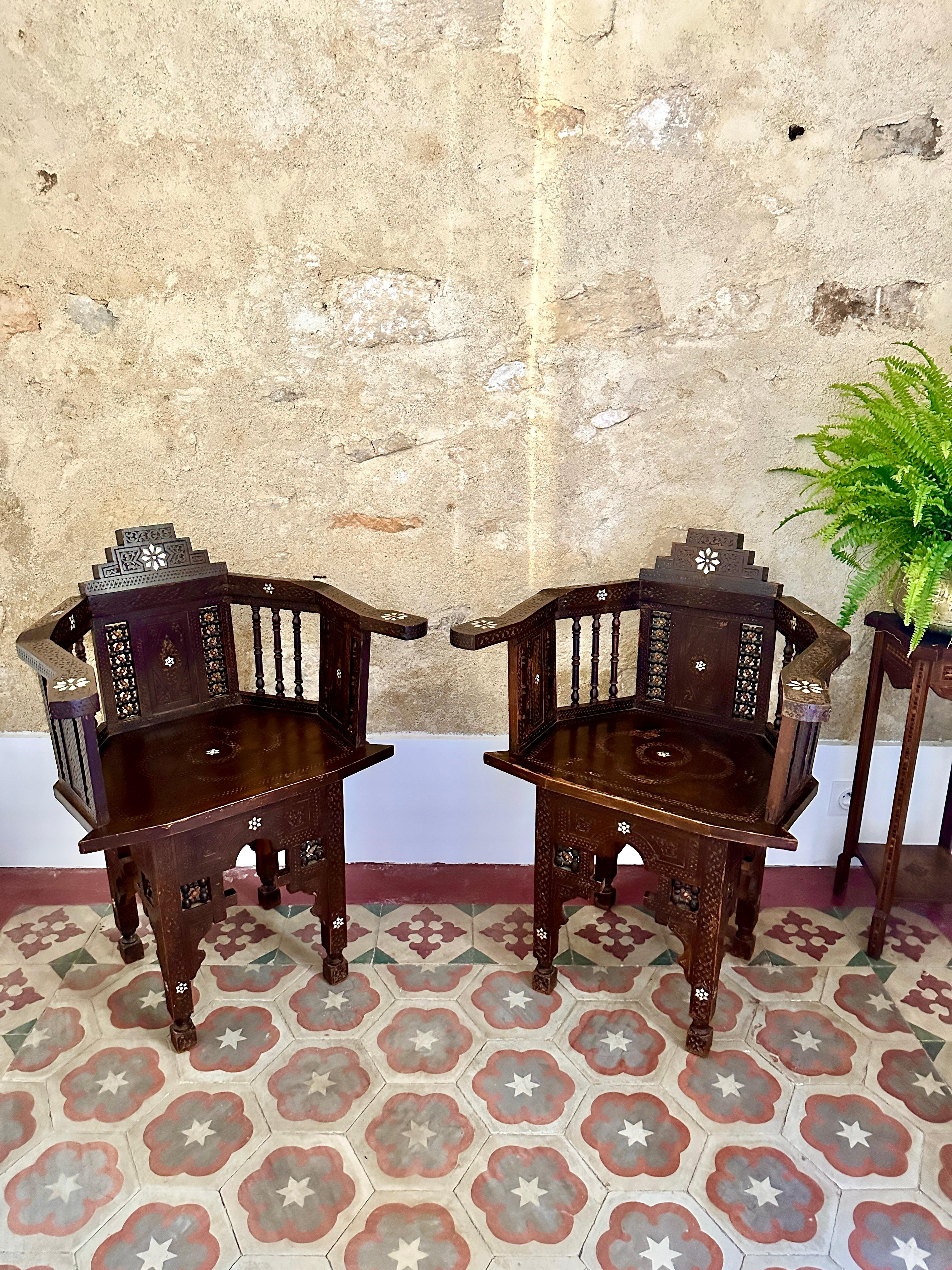 Coppia di poltrone siriane intarsiate in madreperla. 

Eccezionali sedie in legno massiccio dei primi anni del XX secolo con dettagli intricati intagliati e pannelli torniti con fuso e Ball. In condizioni eccellenti e robuste, con una leggera usura