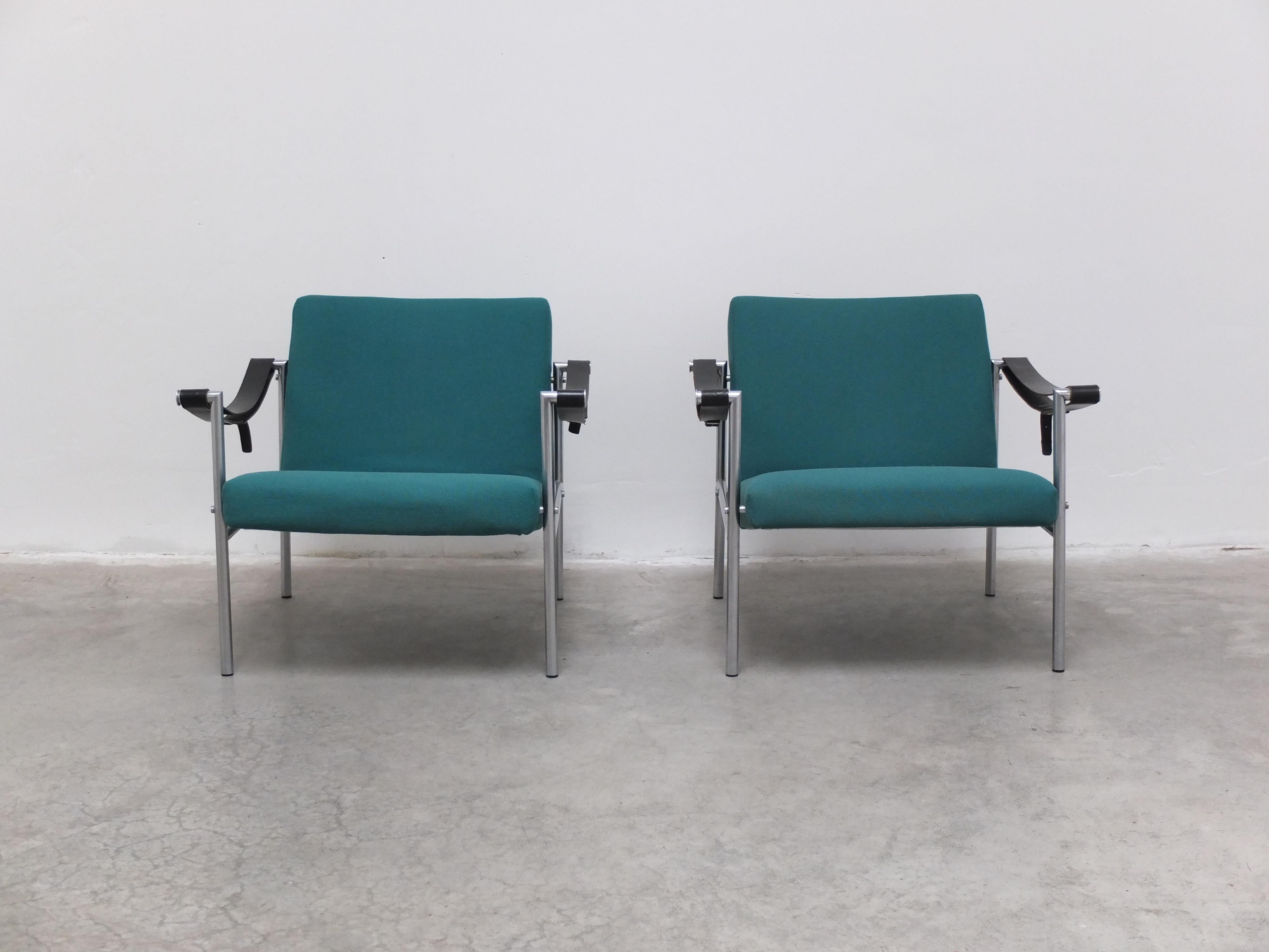 Magnifique paire de chaises longues modèle 'SZ08' conçues par Martin Visser en collaboration avec Dick Van Der Net pour 't Spectrum en 1960. Ce modèle n'a été produit que pendant quelques années dans les années 1960 et est donc beaucoup plus