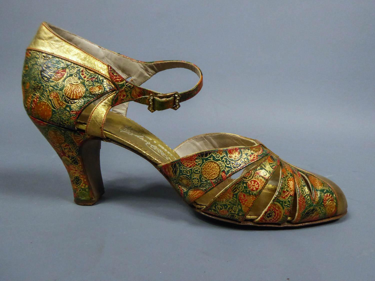Pair of T-bar golden Salome shoes for the ball Circa 1930 In Excellent Condition In Toulon, FR