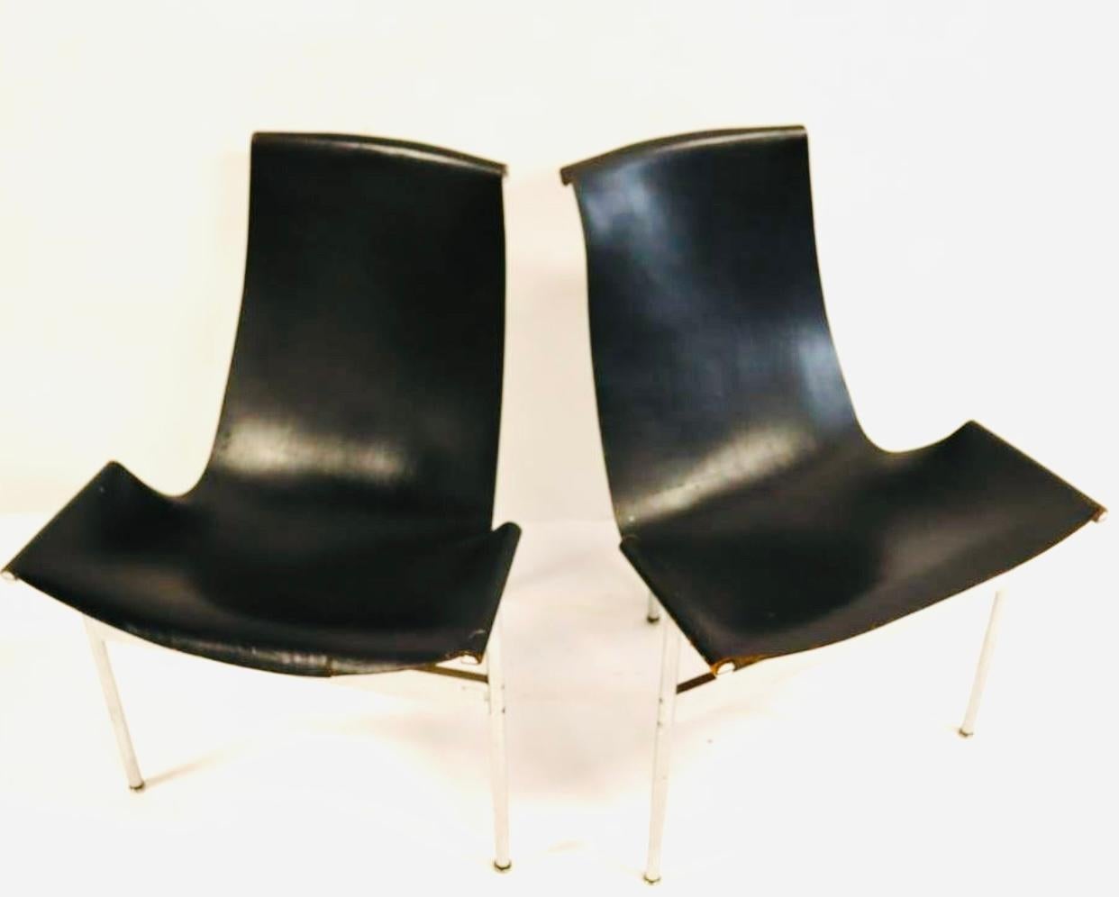Paire de chaises d'appoint T emblématiques en cuir de selle épais et piétements en acier chromé par Katavolos, Littell et Kelly pour Laverne International. Un design très avant-gardiste pour 1952, surtout si l'on considère ce que faisait le reste du