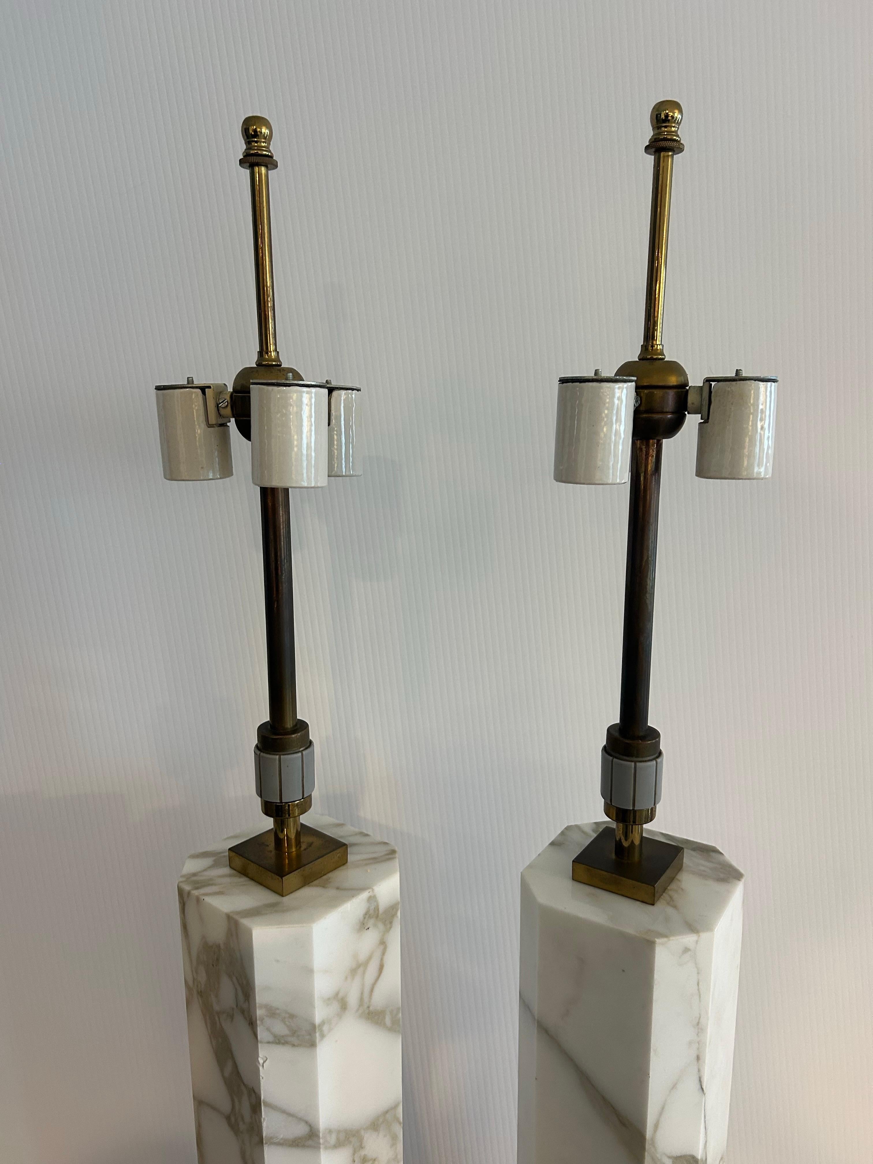 Pareja de T H Robsjohn  Gibbilngs  lámparas de mármol para iluminación Hansen en venta 9