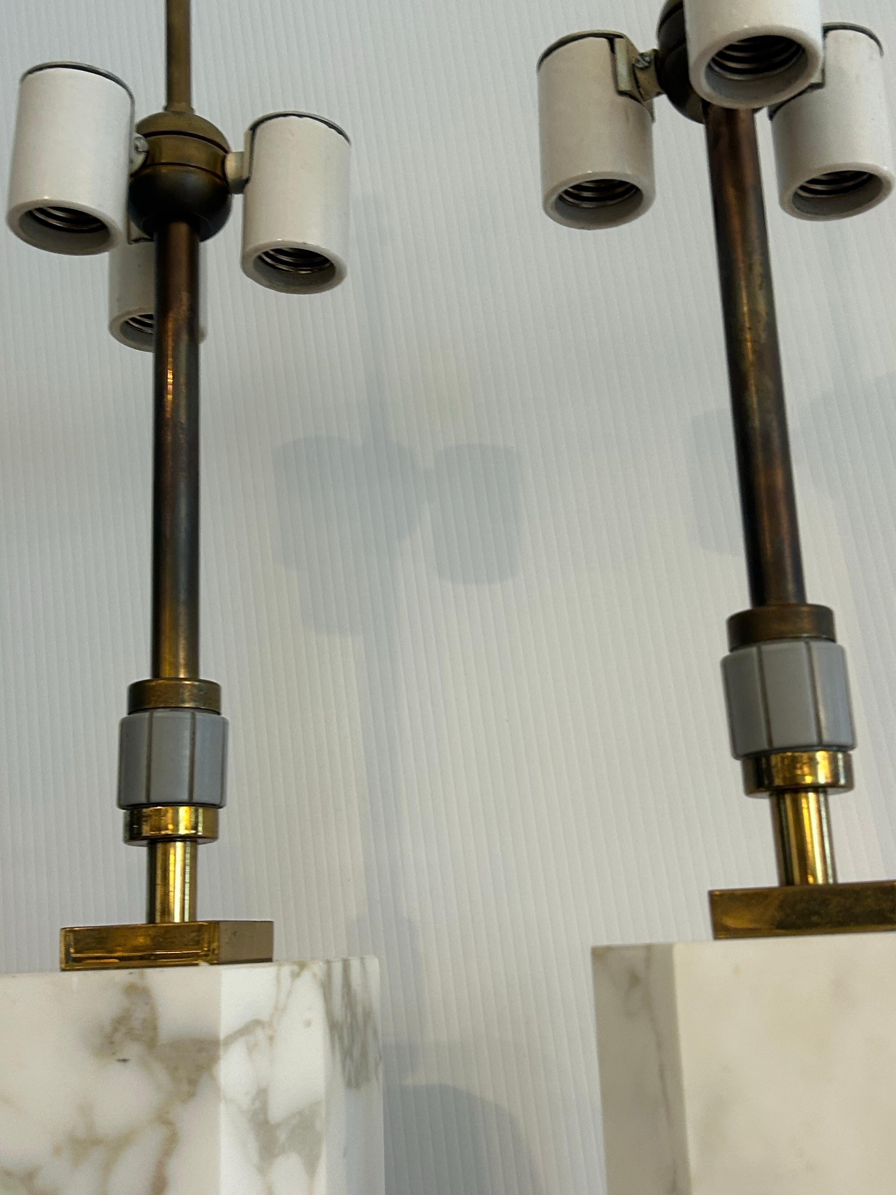 Este par de lámparas de mármol para Hansen, Nueva York, están en su estado original y funcionan perfectamente. Elegido  de una finca de Miami. La tornillería está intacta y tiene las tomas de luz Leviton originales y el cableado original . El color