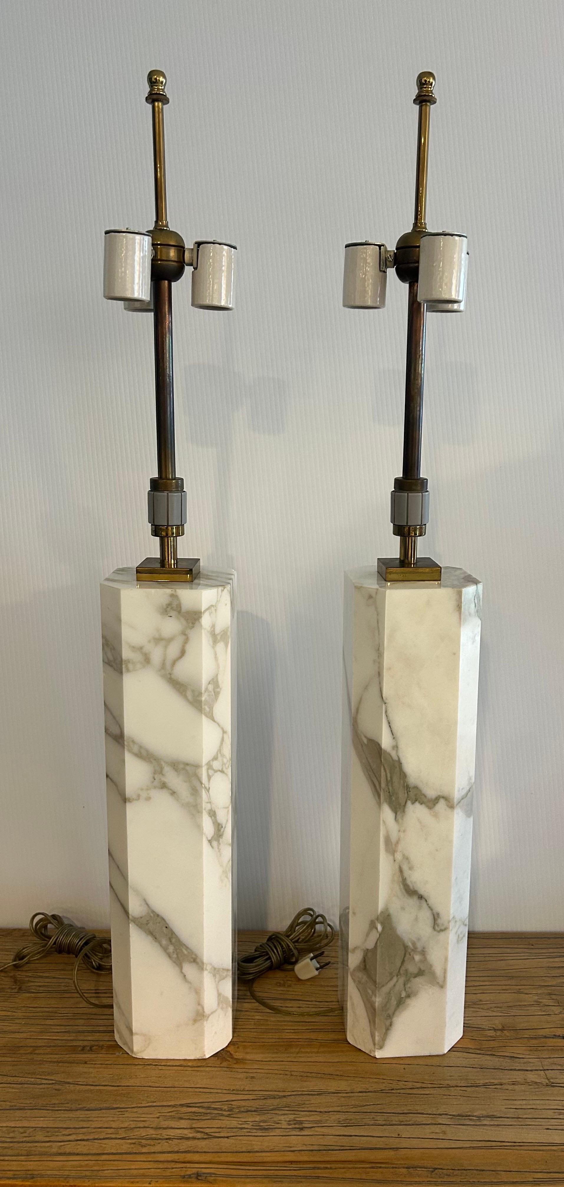 Pareja de T H Robsjohn  Gibbilngs  lámparas de mármol para iluminación Hansen en venta 16