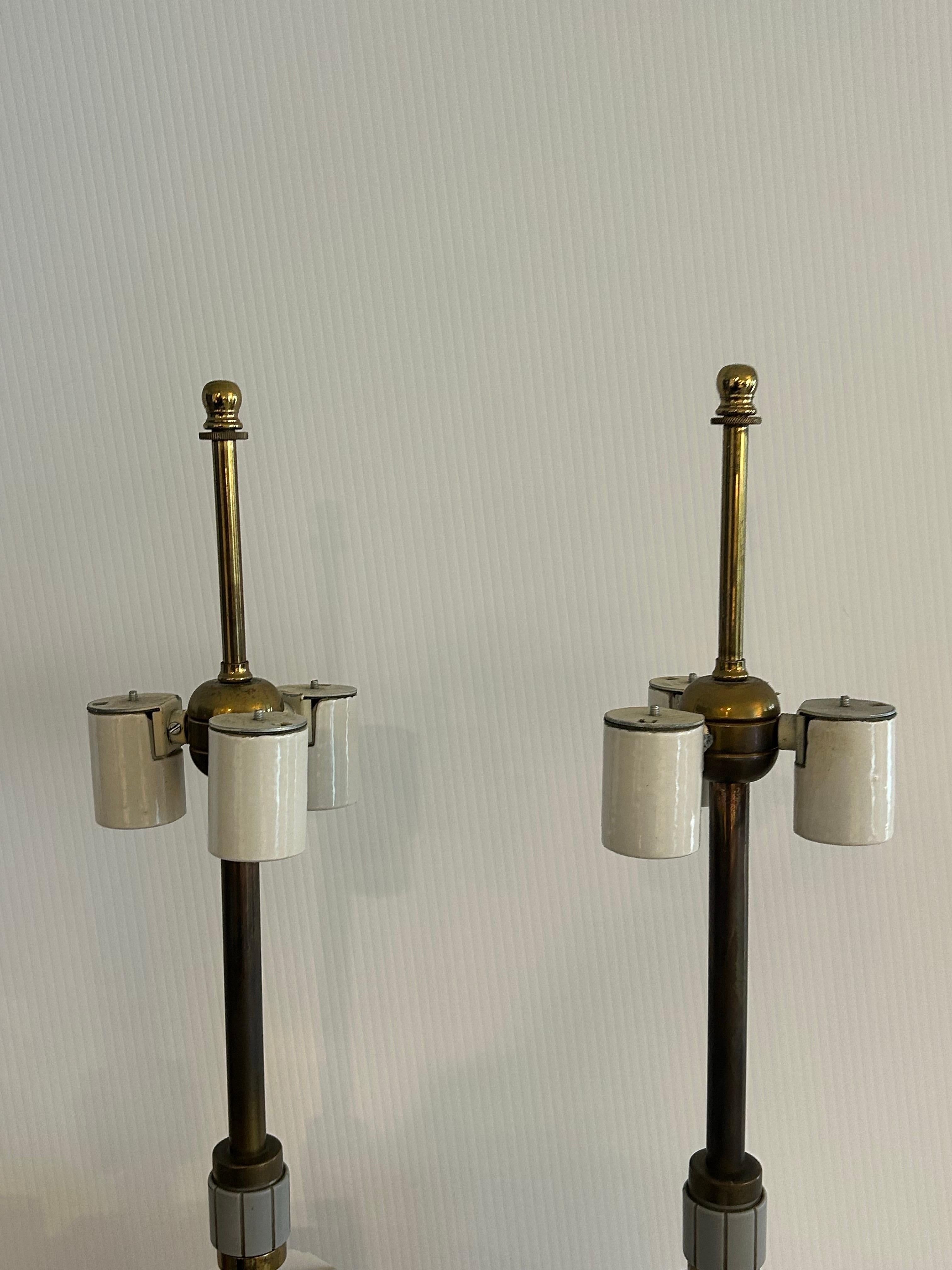 Pareja de T H Robsjohn  Gibbilngs  lámparas de mármol para iluminación Hansen siglo XX en venta
