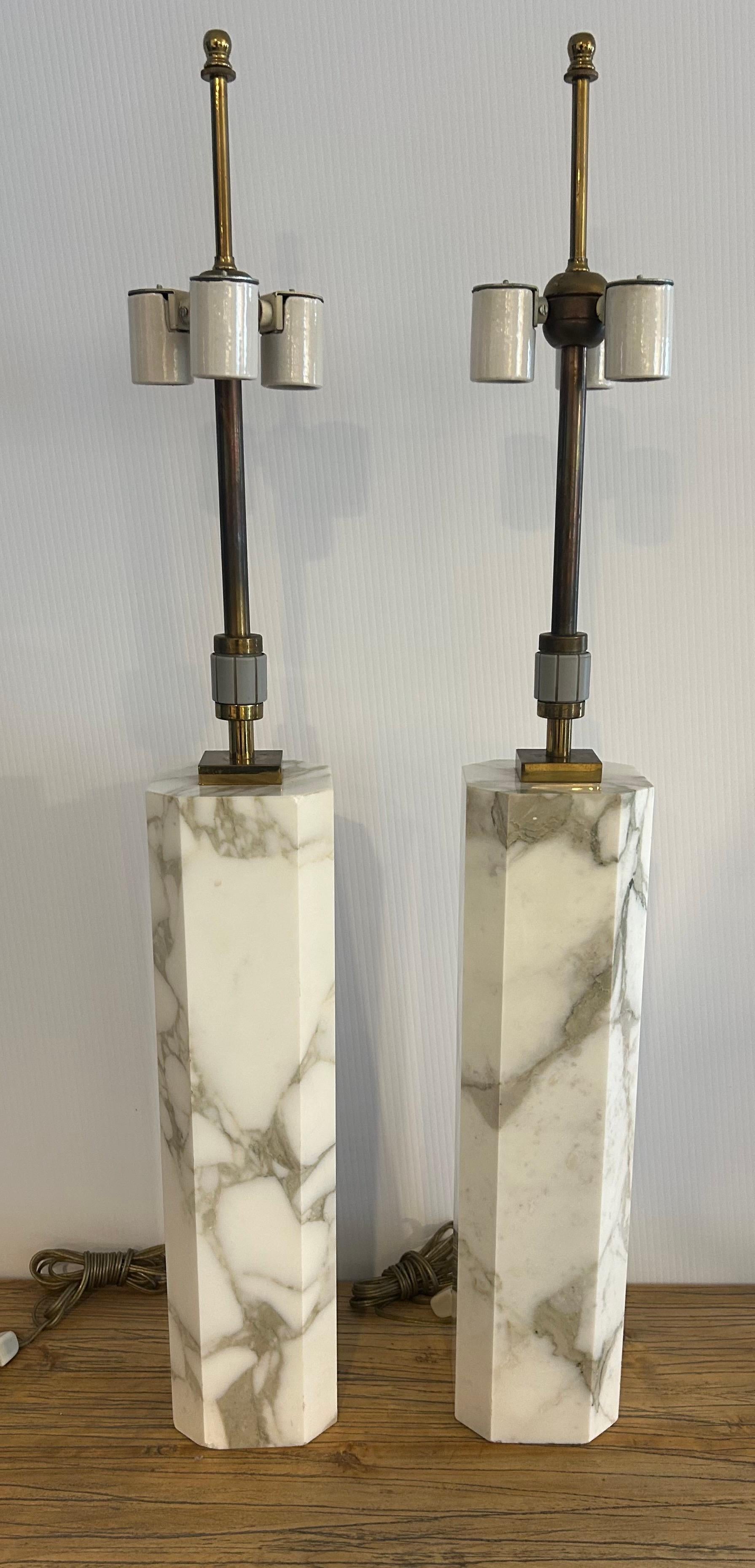 Pareja de T H Robsjohn  Gibbilngs  lámparas de mármol para iluminación Hansen Latón en venta