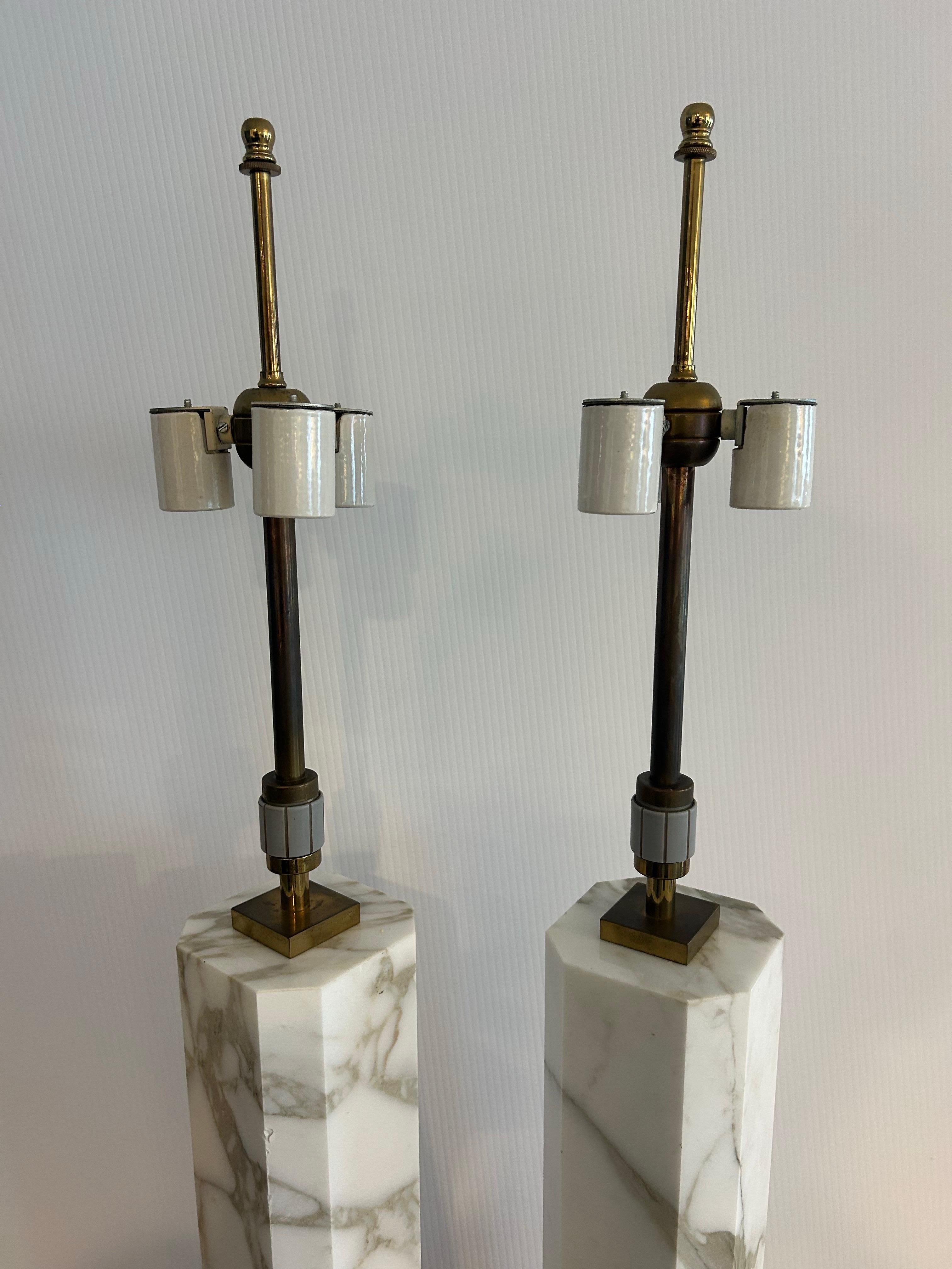 Pareja de T H Robsjohn  Gibbilngs  lámparas de mármol para iluminación Hansen en venta 2
