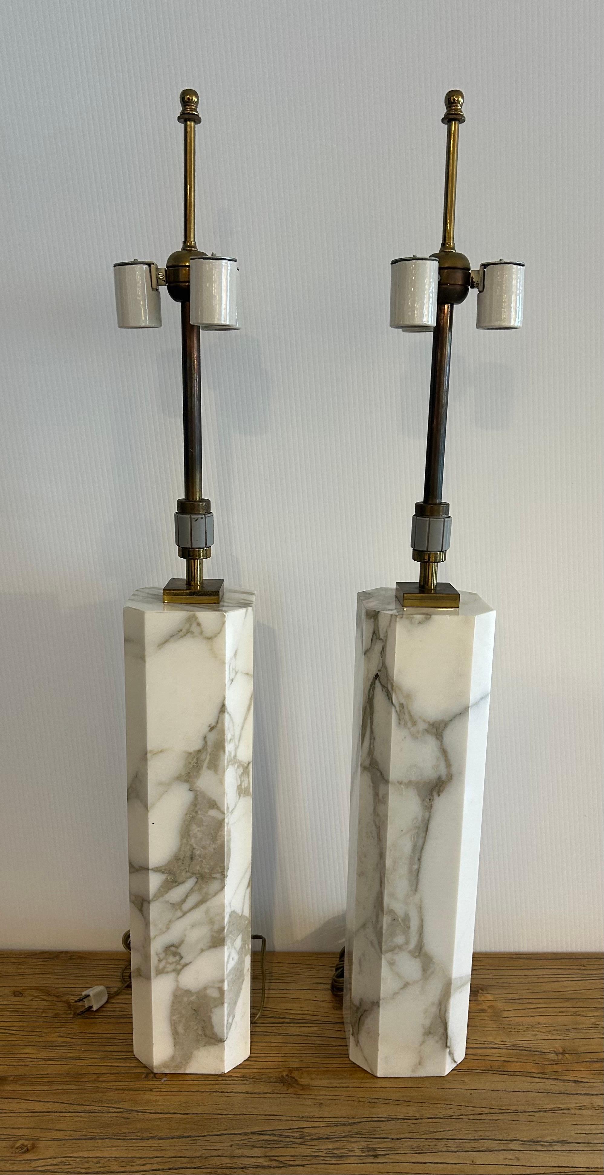 Pareja de T H Robsjohn  Gibbilngs  lámparas de mármol para iluminación Hansen en venta 4