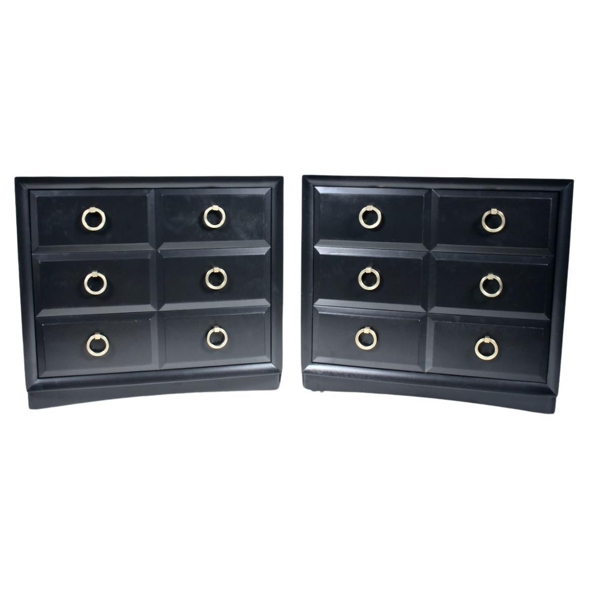 Coppia T.H. Robsjohn-Gibbings Cassapanche con smalto nero e anelli in ottone. Le vetrinette rettangolari a tre cassetti in legno nero ebanizzato con coda di rondine e tiretti circolari in Wood Wood sono dotate di quattro ruote per facilitarne l'uso.