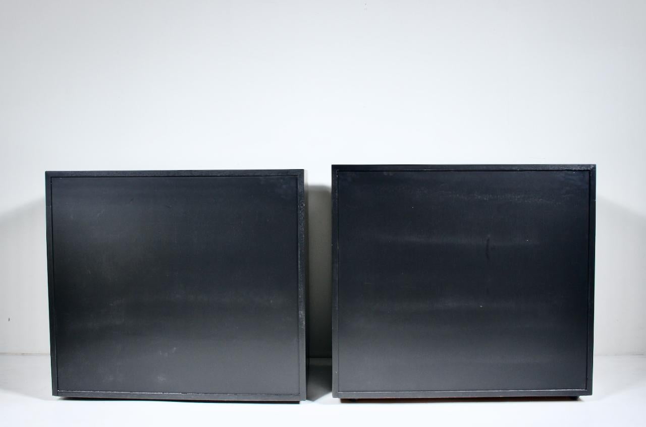Ottone Coppia di comò smaltati in nero T.H. Robsjohn-Gibbings per Widdicomb, anni '50 in vendita