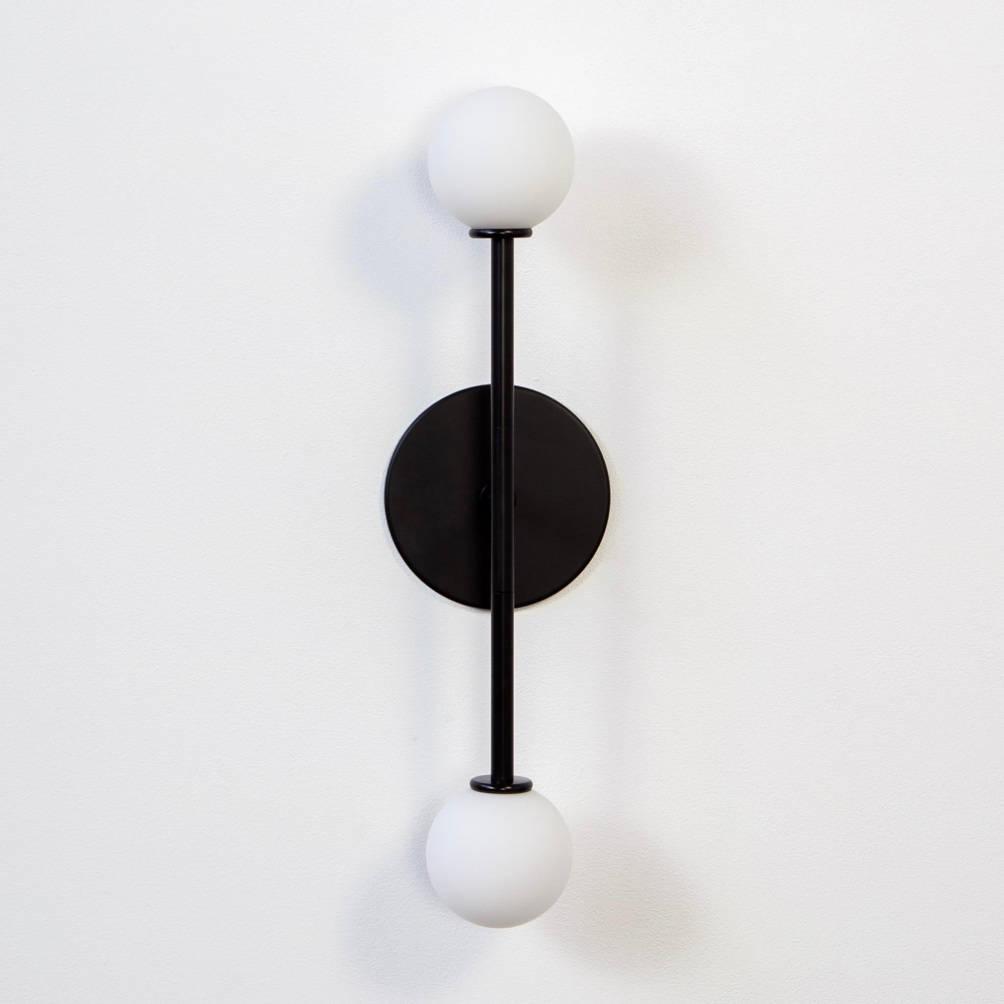 Paire d'appliques en T, par Research.Lighting, noires avec globes en verre, fabriquées sur commande en vente 3