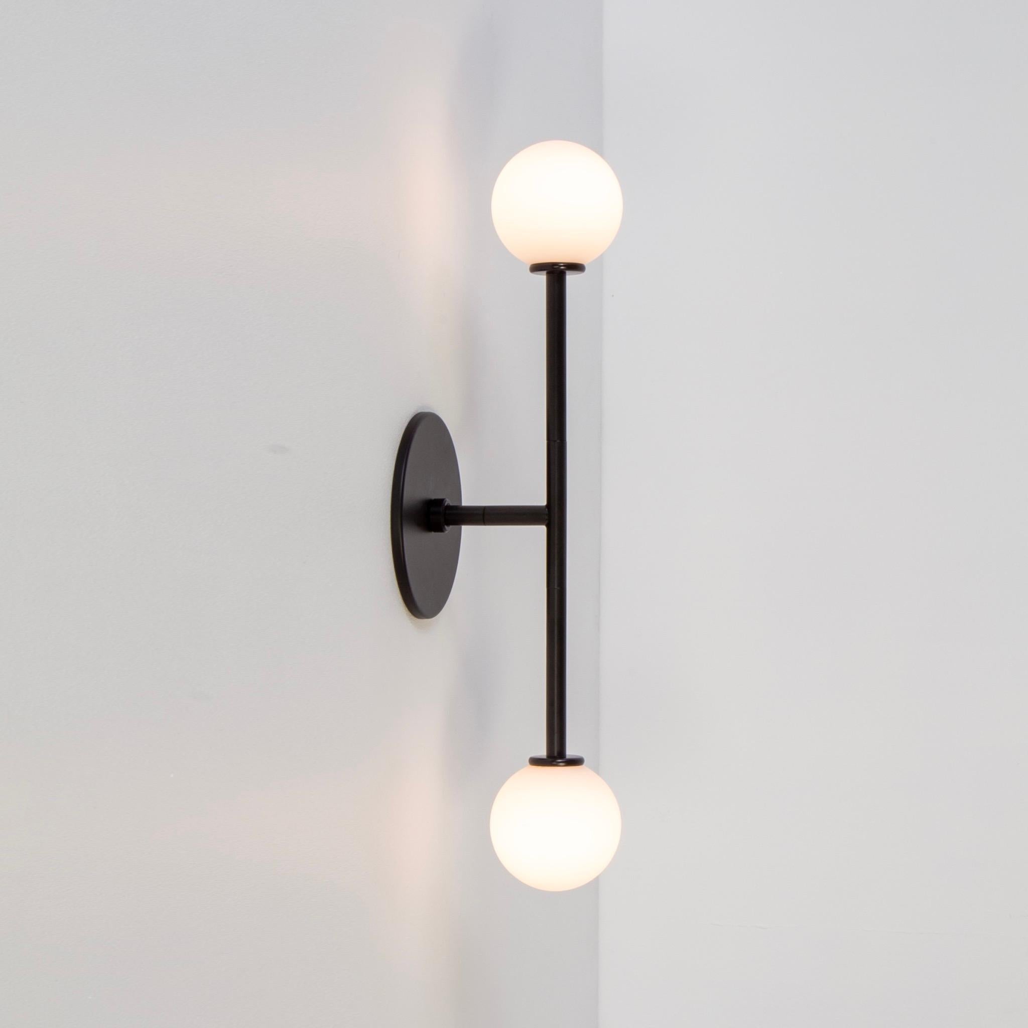 Moderne Paire d'appliques en T, par Research.Lighting, noires avec globes en verre, fabriquées sur commande en vente