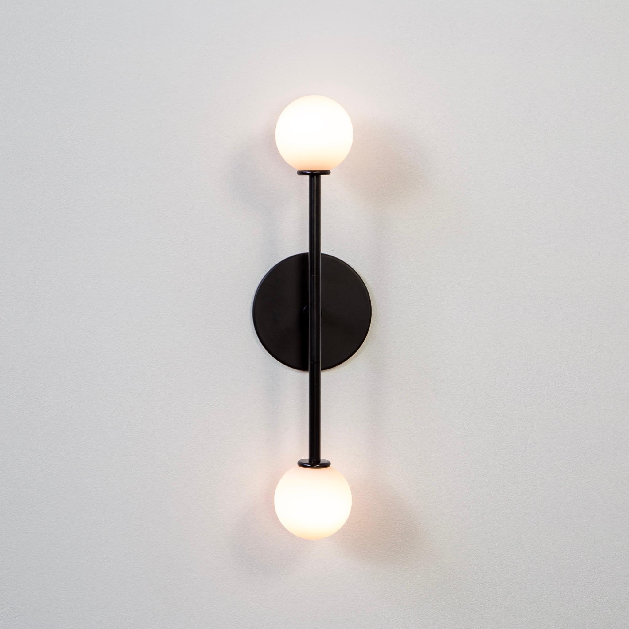 Paire d'appliques en T, par Research.Lighting, noires avec globes en verre, fabriquées sur commande en vente 2
