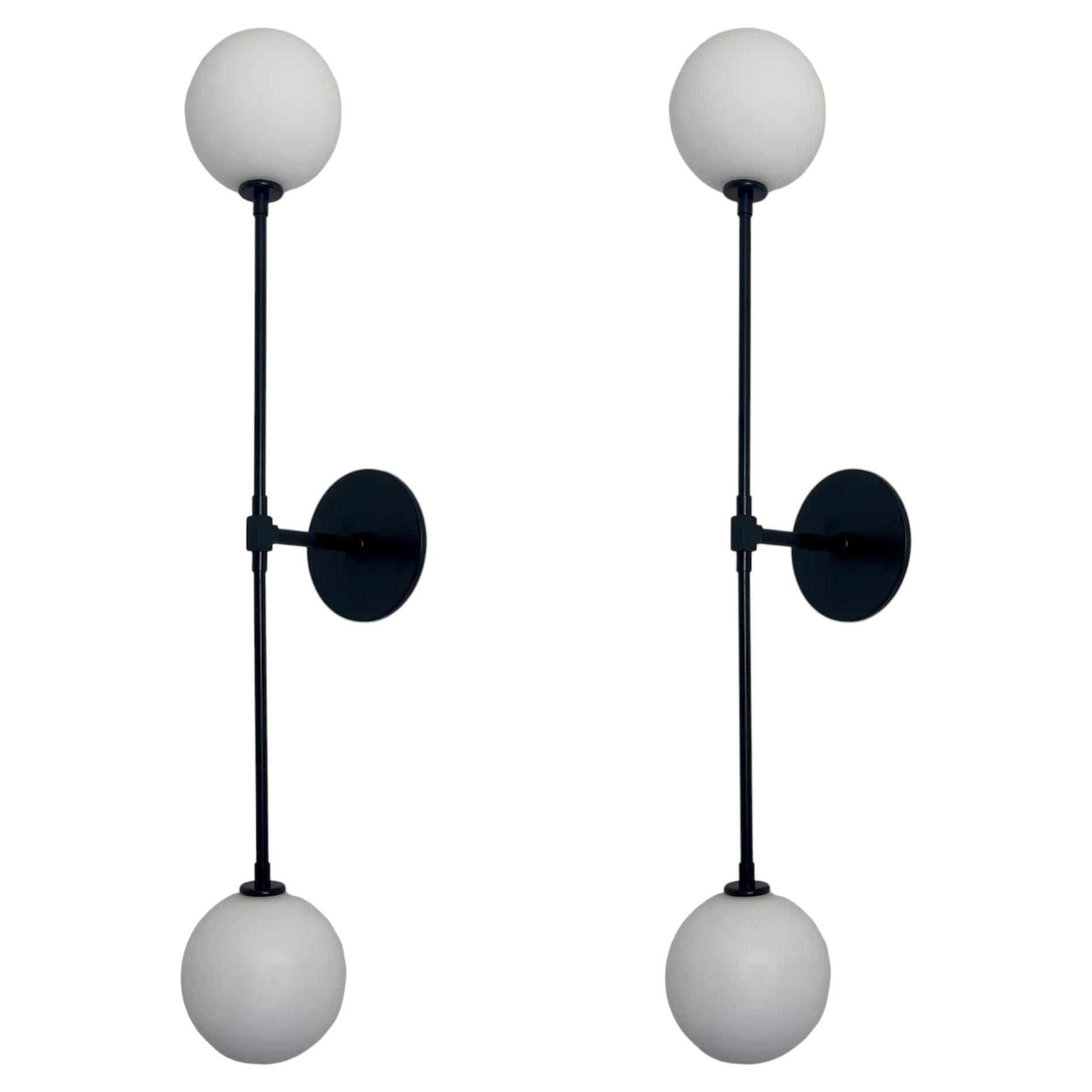 Paire de prototypes d'appliques murales AT&T, noires, globes en verre par RESEARCH Lighting en vente