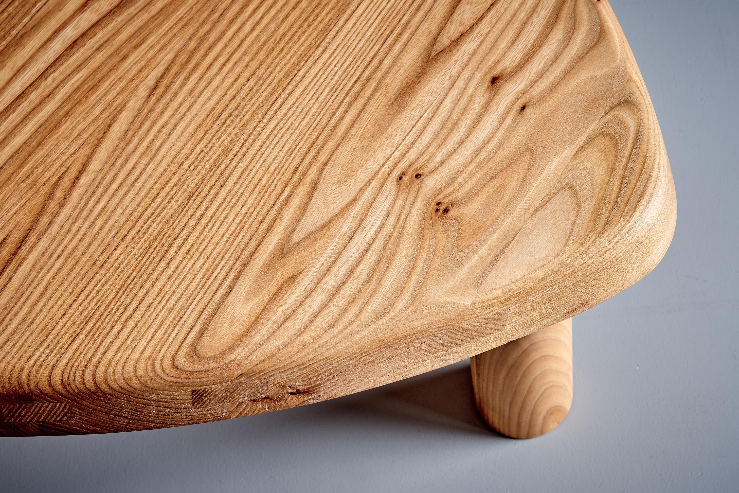 Paire de tables d'appoint T23 A Arrondie Basse en orme par Pierre Chapo, France en vente 3