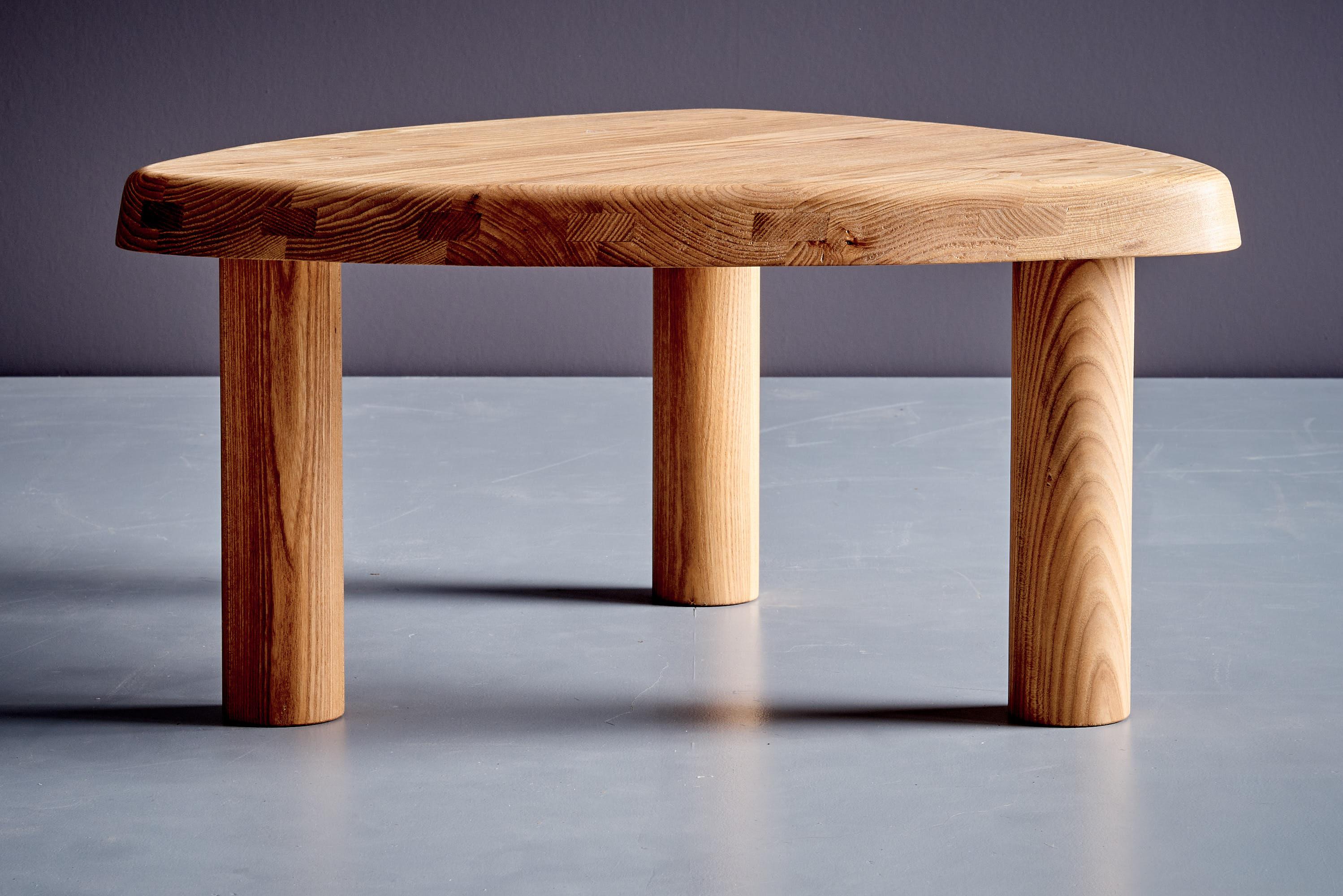 Français Paire de tables d'appoint T23 A Arrondie Basse en orme par Pierre Chapo, France en vente